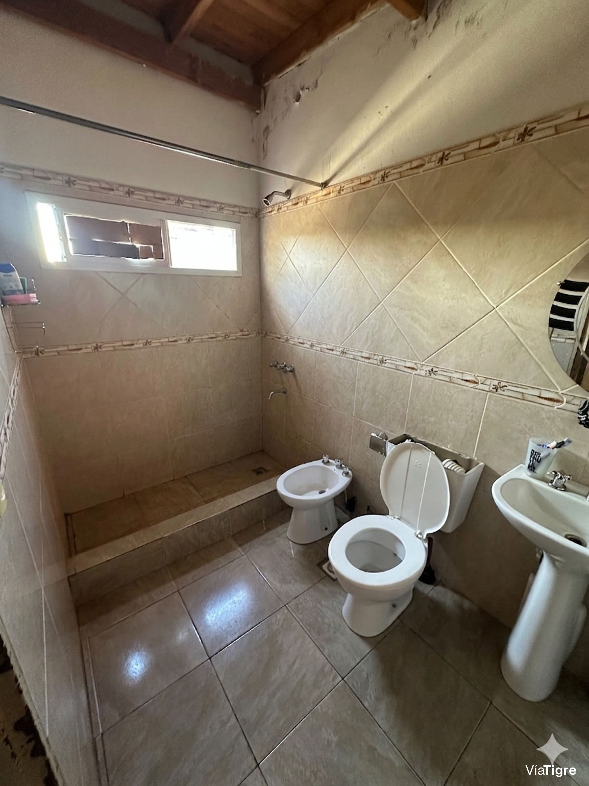 Casa con dpto independiente en el Talar en VENTA