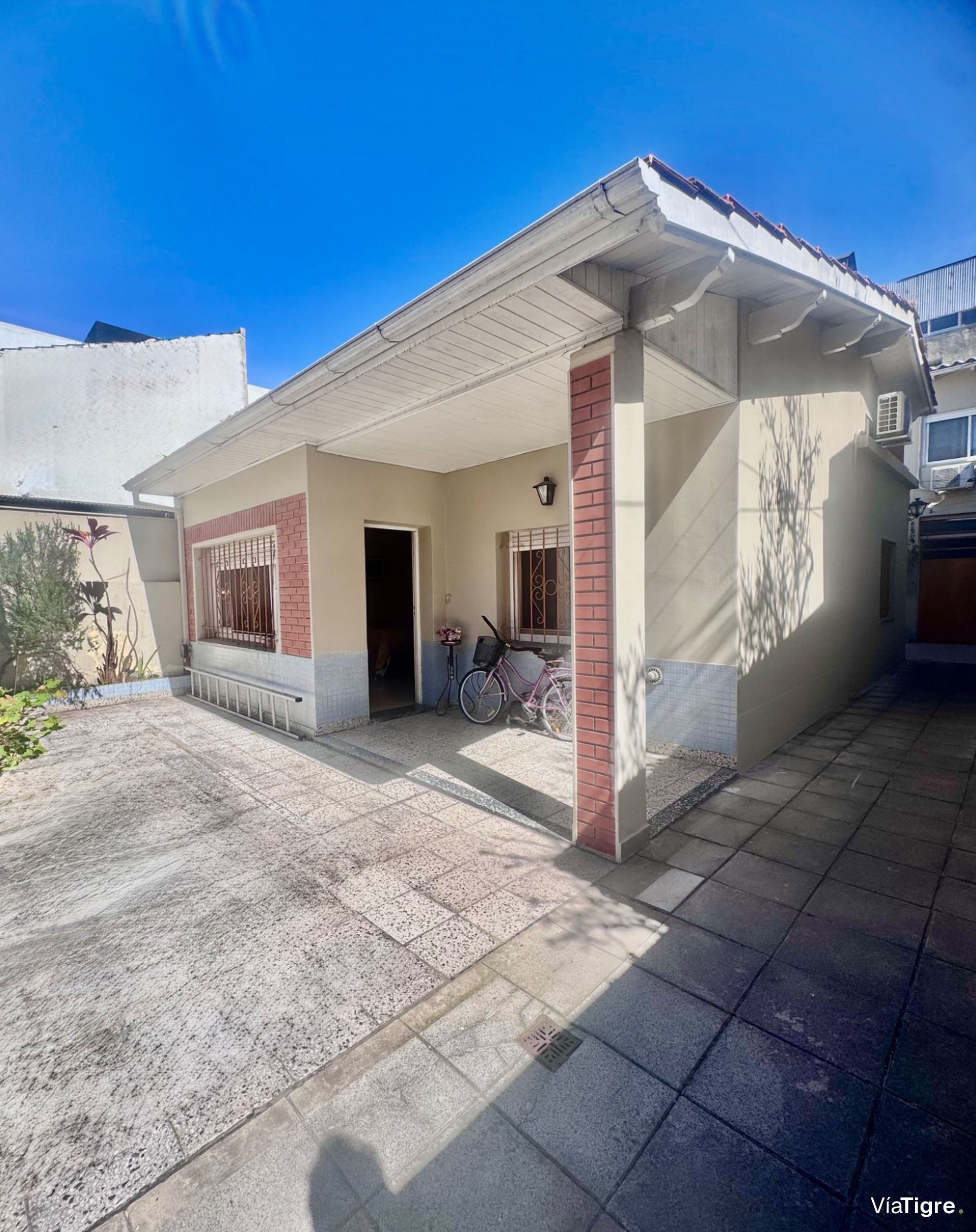 Venta PH con dos viviendas y patio - Beccar