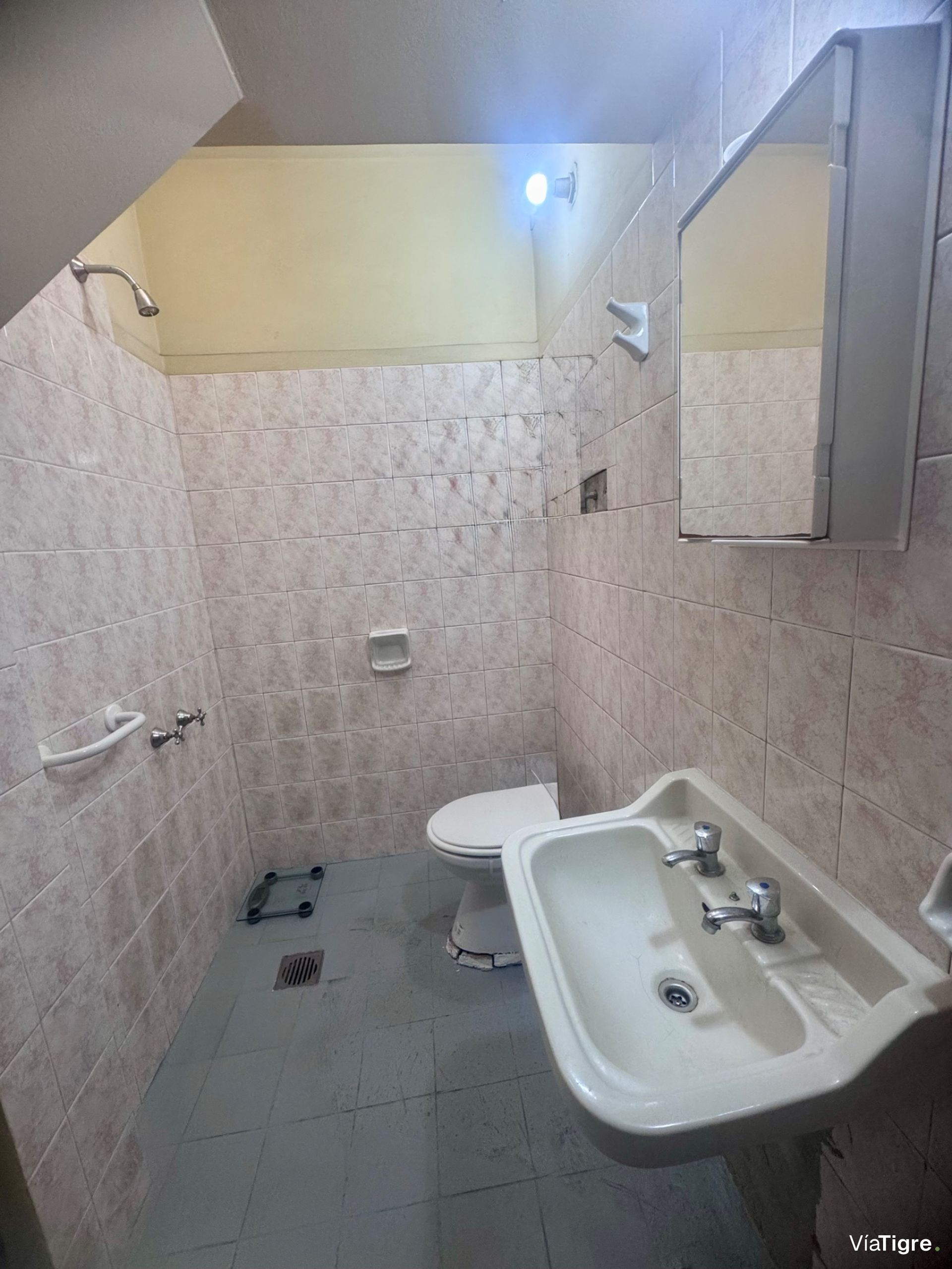 Venta PH con dos viviendas y patio - Beccar