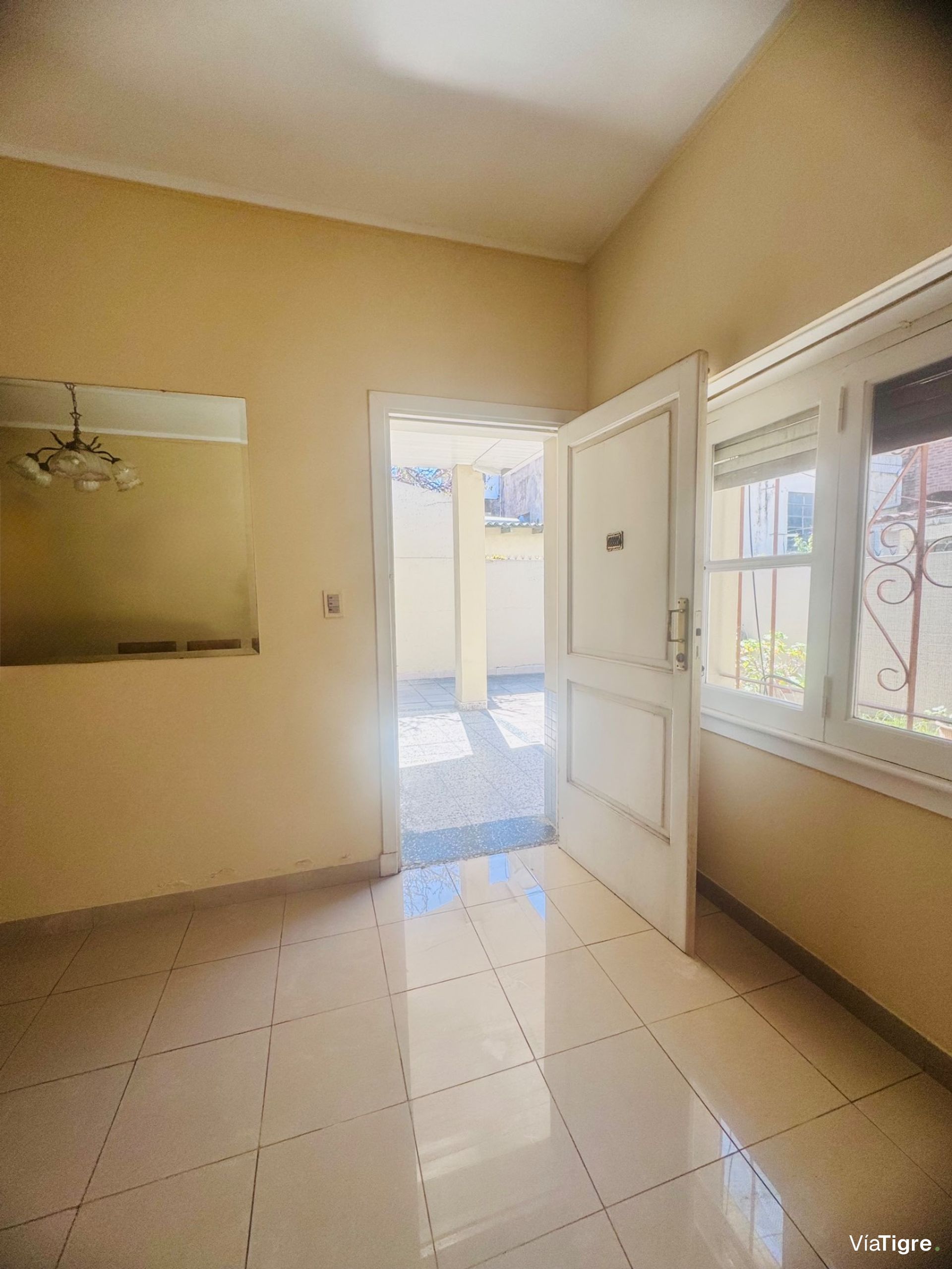 Venta PH con dos viviendas y patio - Beccar