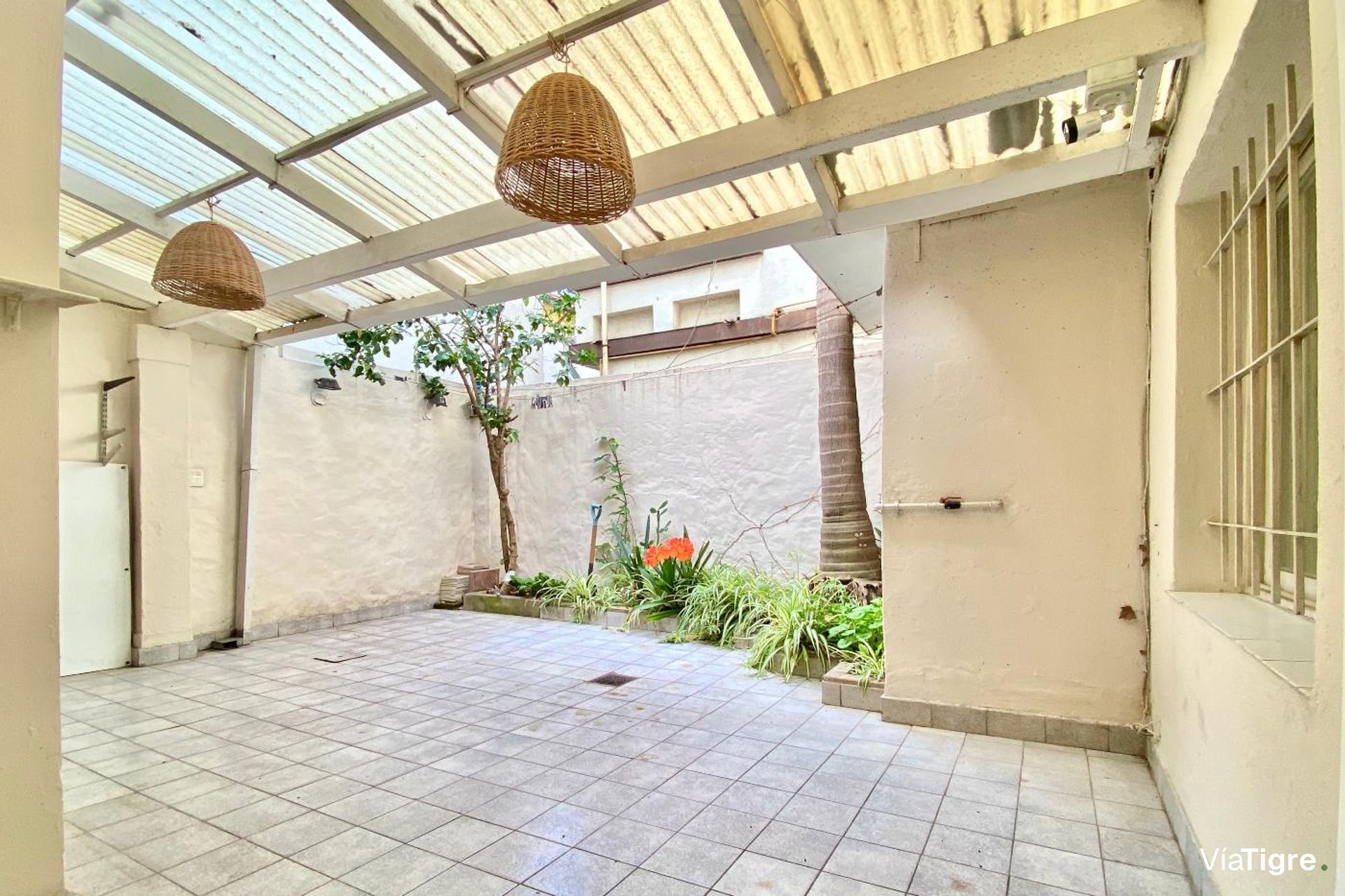 Venta PH a la calle con patio sin expensas Olivos