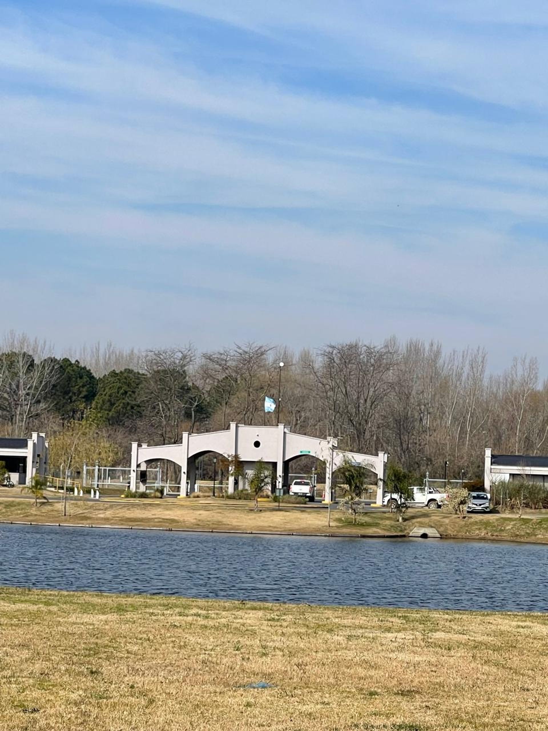 Venta Lote al Agua , Barrio Santa Ana II .