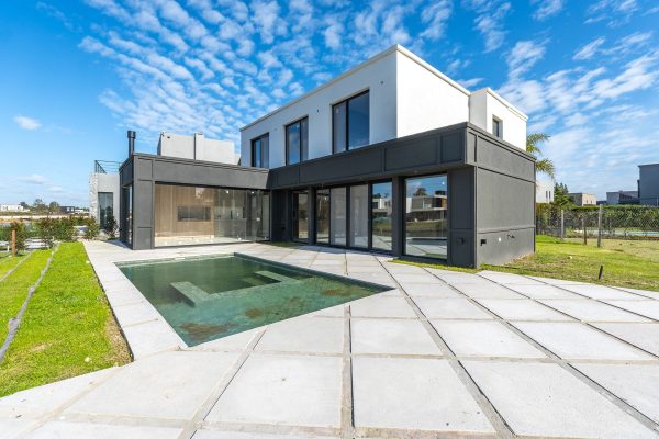 Magnificent house on the lagoon in Laguna Grande 4 suites