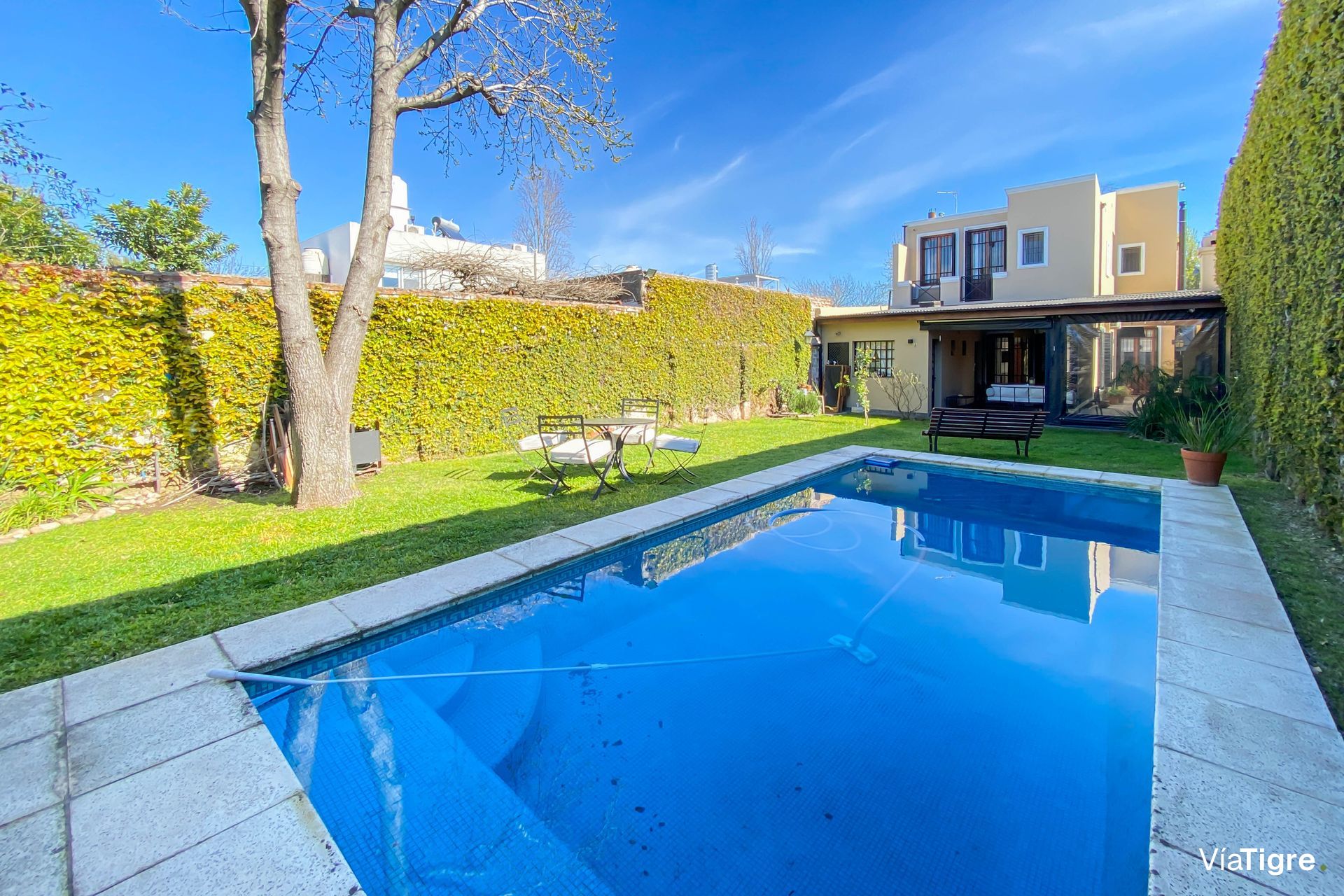 VENTA Casa 400m2 terreno Pileta/Jardín Martínez