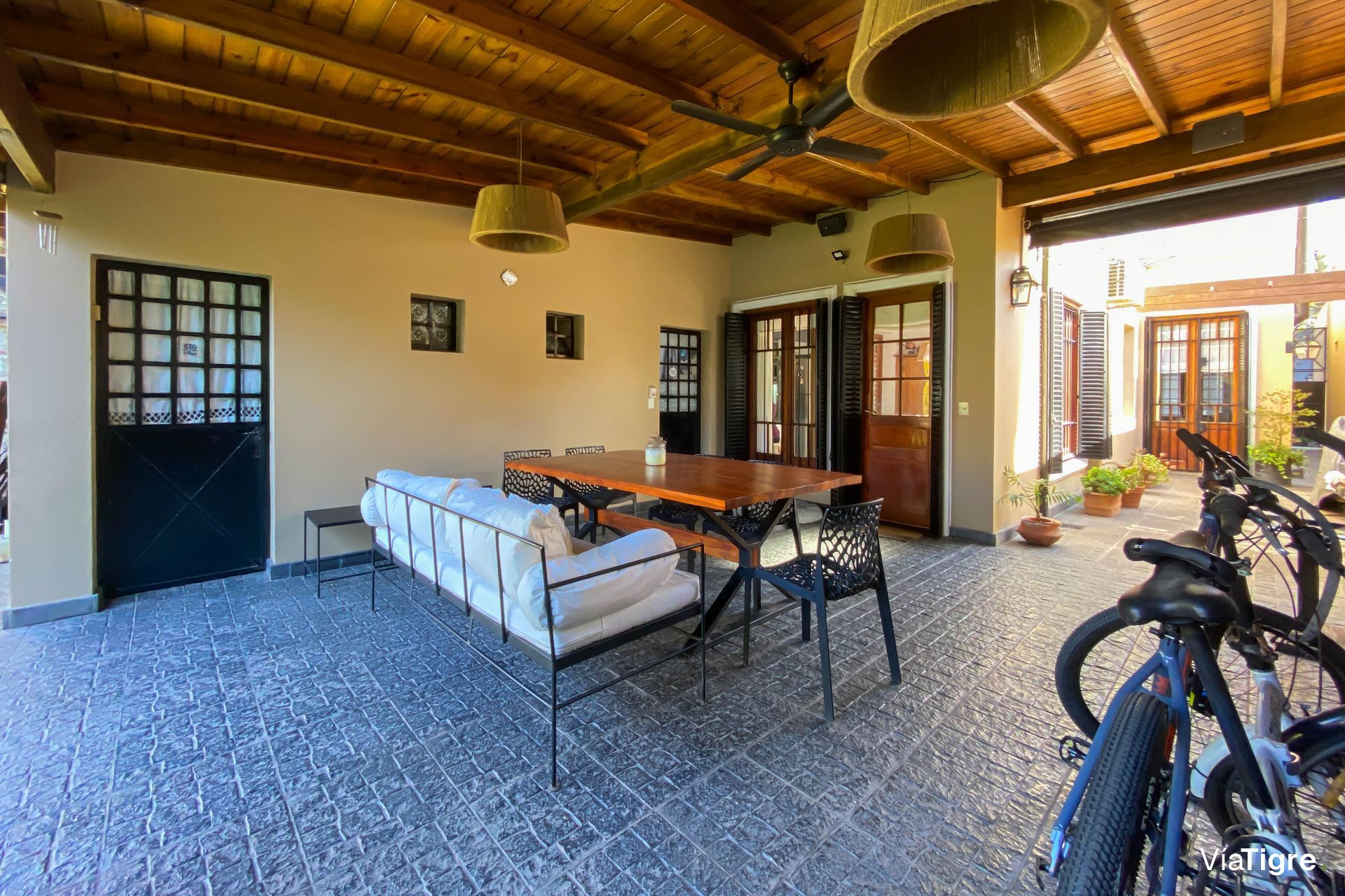 VENTA Casa 400m2 terreno Pileta/Jardín Martínez