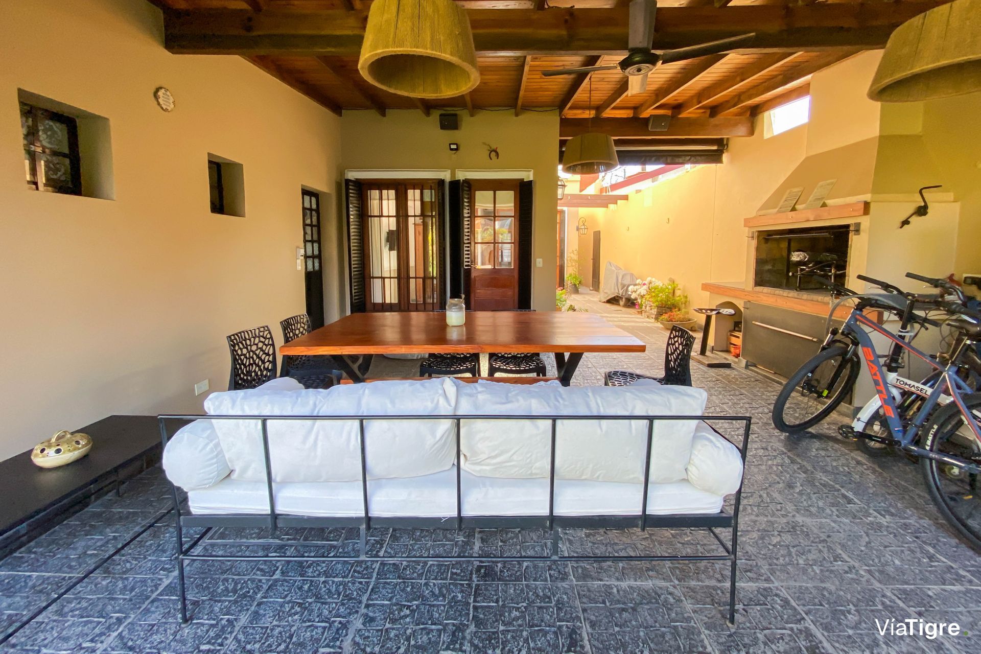 VENTA Casa 400m2 terreno Pileta/Jardín Martínez