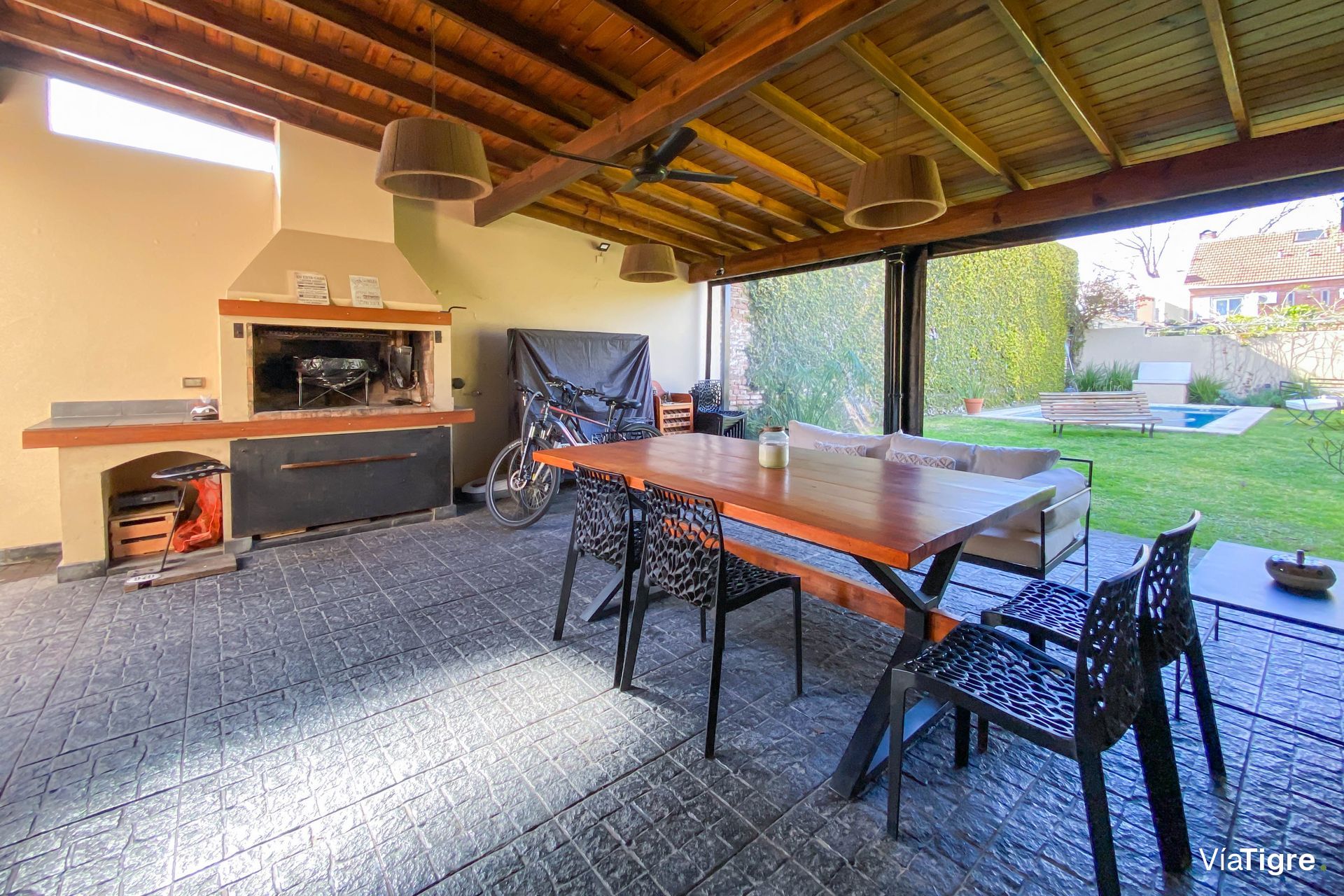 VENTA Casa 400m2 terreno Pileta/Jardín Martínez