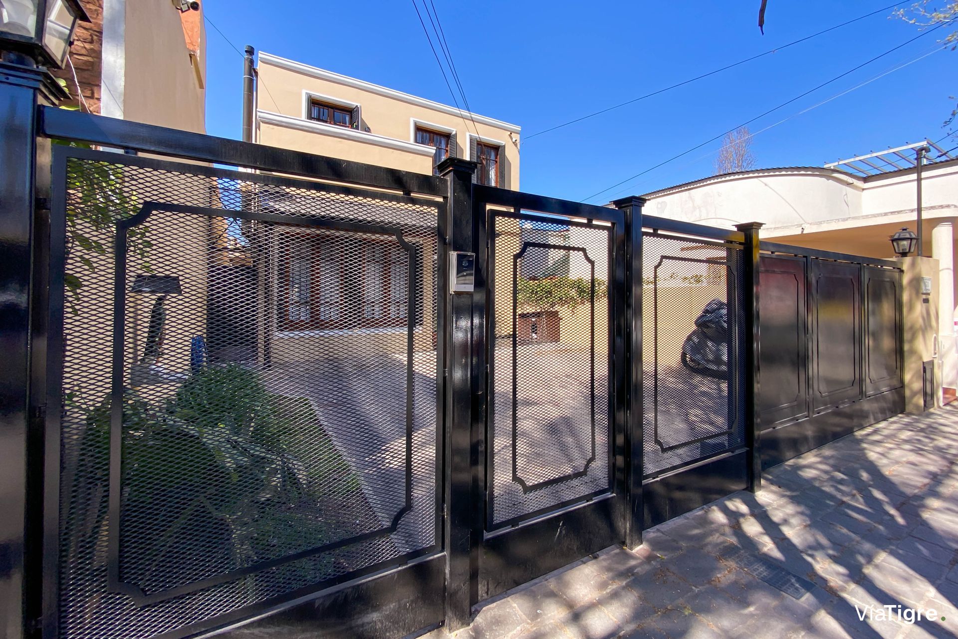 VENTA Casa 400m2 terreno Pileta/Jardín Martínez
