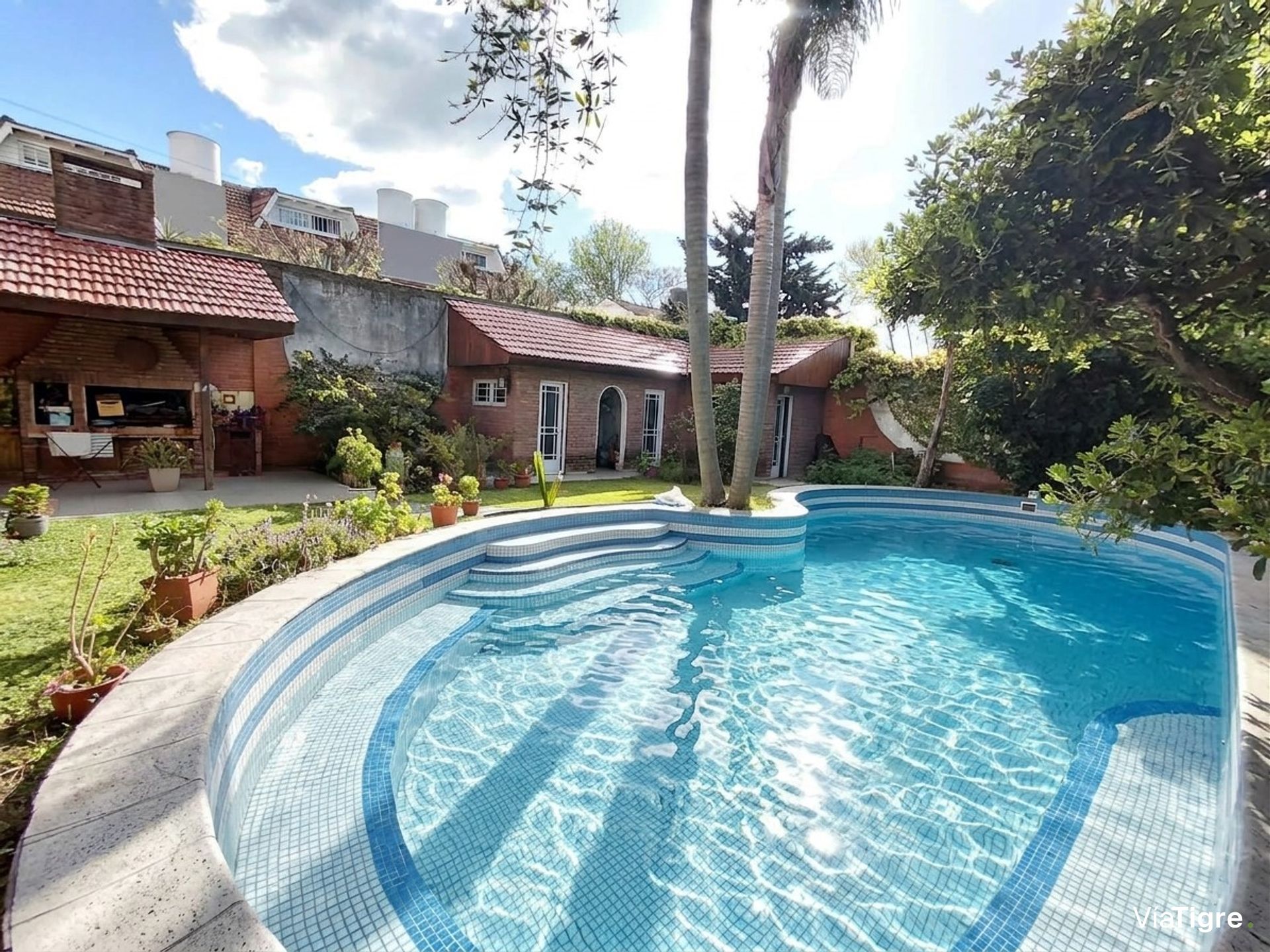 Venta Casa En 3 Plantas Con Jardin Pileta Martinez
