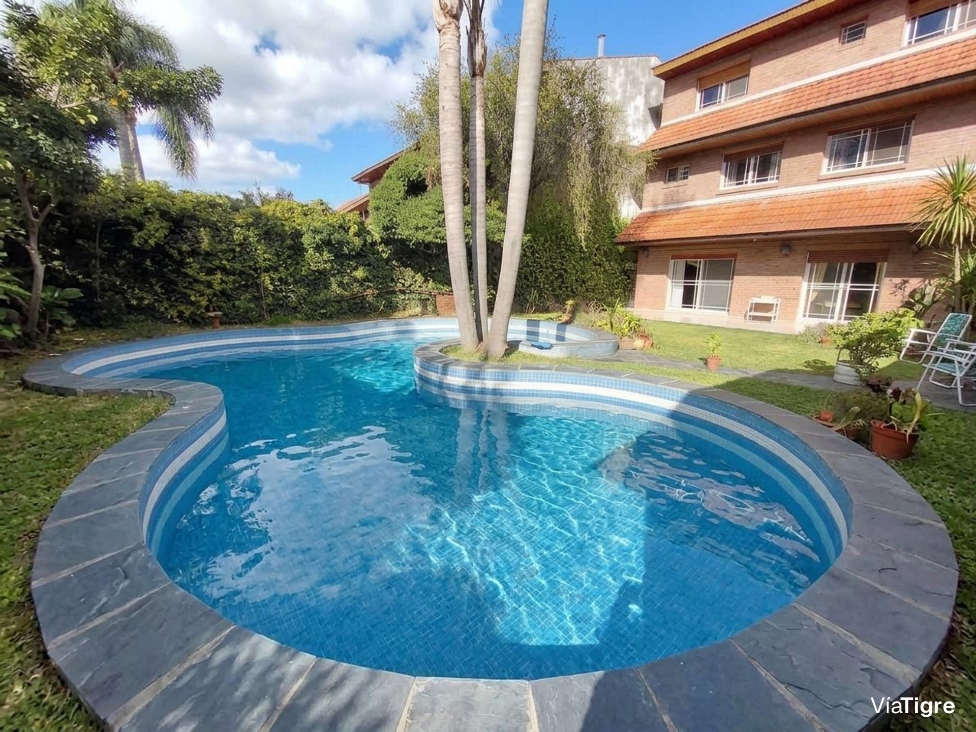 Venta Casa En 3 Plantas Con Jardin Pileta Martinez