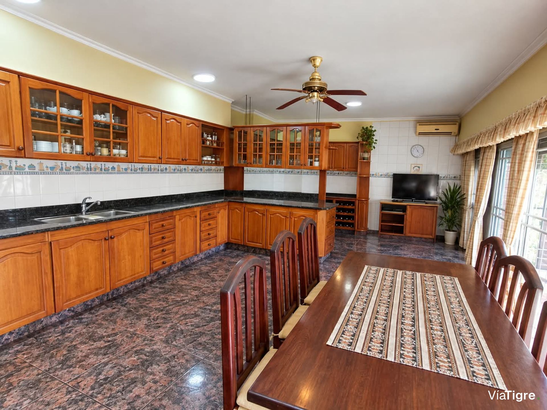 Venta Casa En 3 Plantas Con Jardin Pileta Martinez
