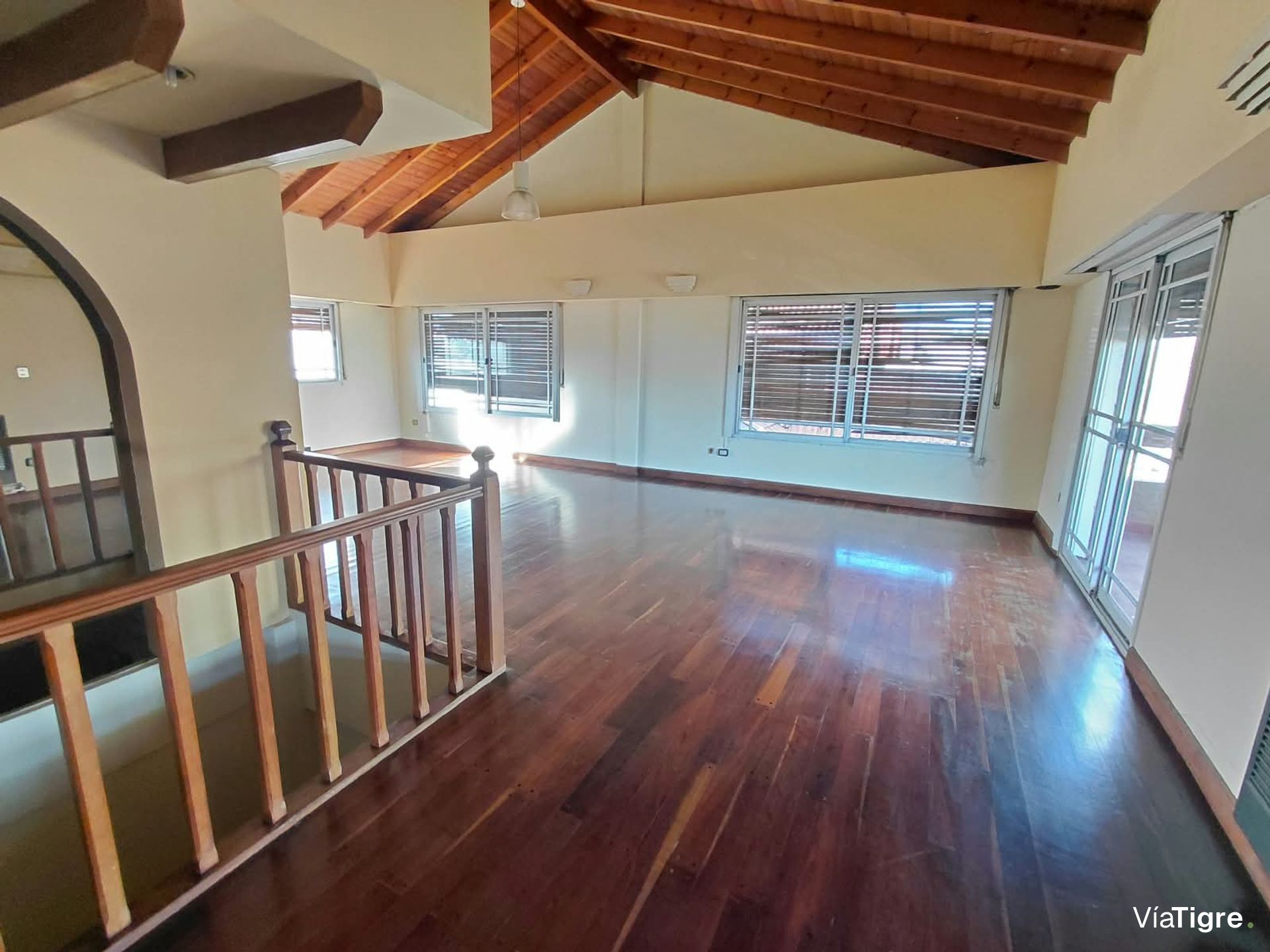 Venta Casa En 3 Plantas Con Jardin Pileta Martinez