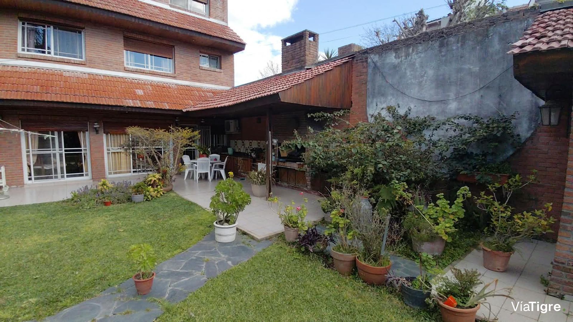 Venta Casa En 3 Plantas Con Jardin Pileta Martinez