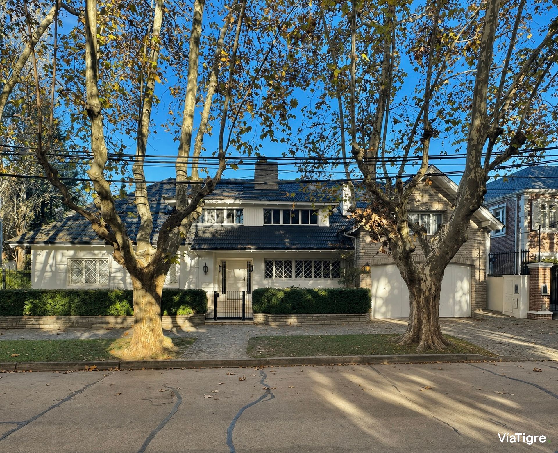 Venta casa en Acassuso con jardin/pileta/garage.