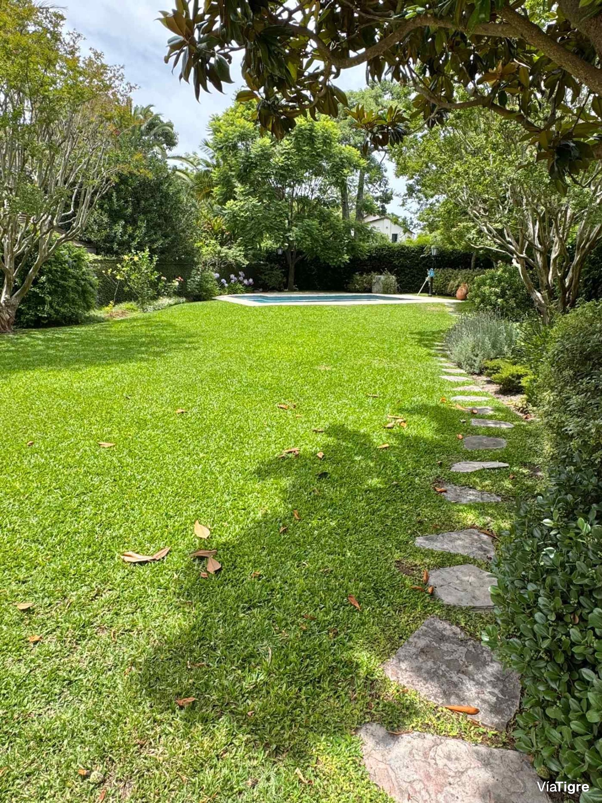 Venta casa en Acassuso con jardin/pileta/garage.