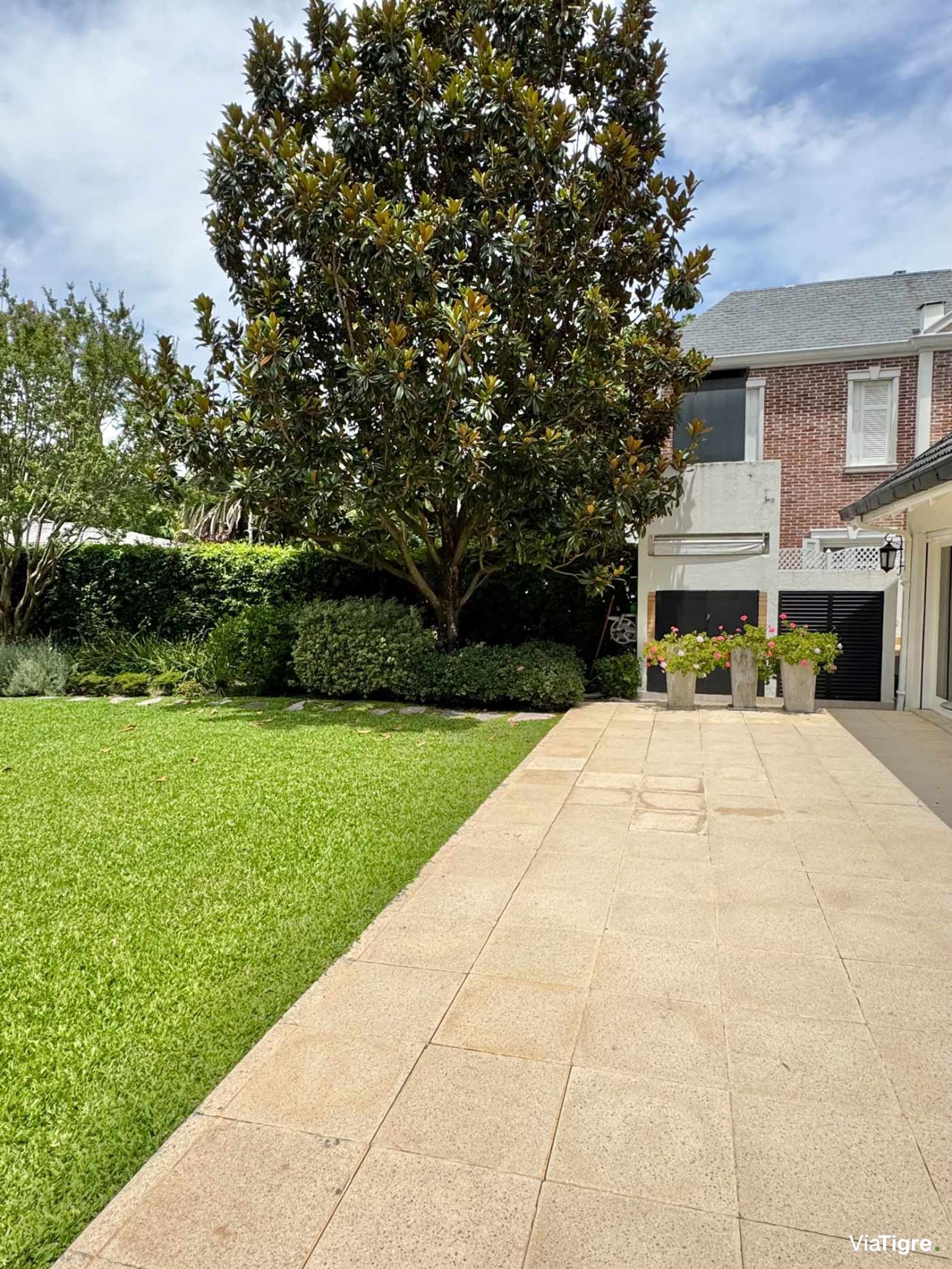 Venta casa en Acassuso con jardin/pileta/garage.