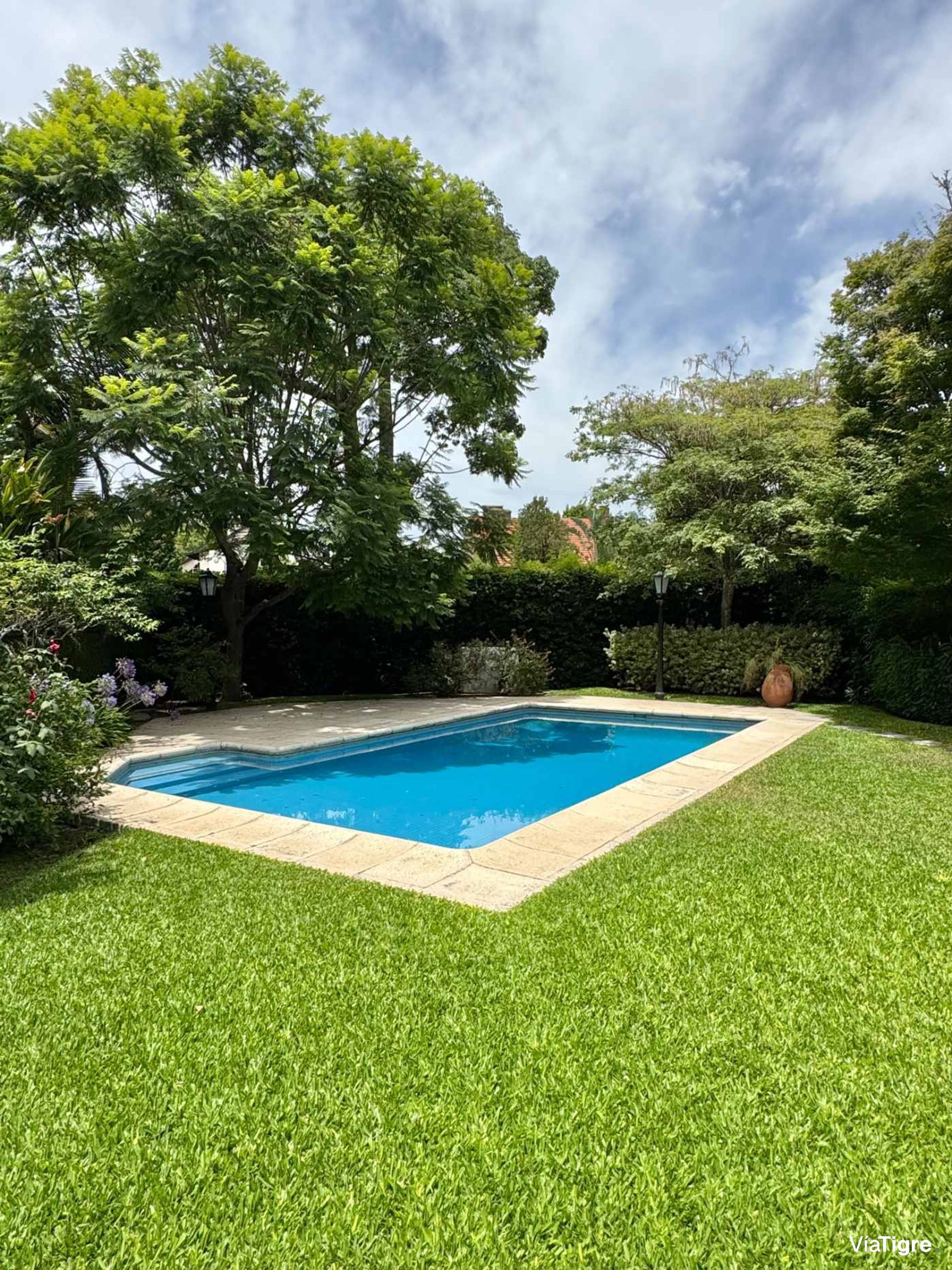 Venta casa en Acassuso con jardin/pileta/garage.