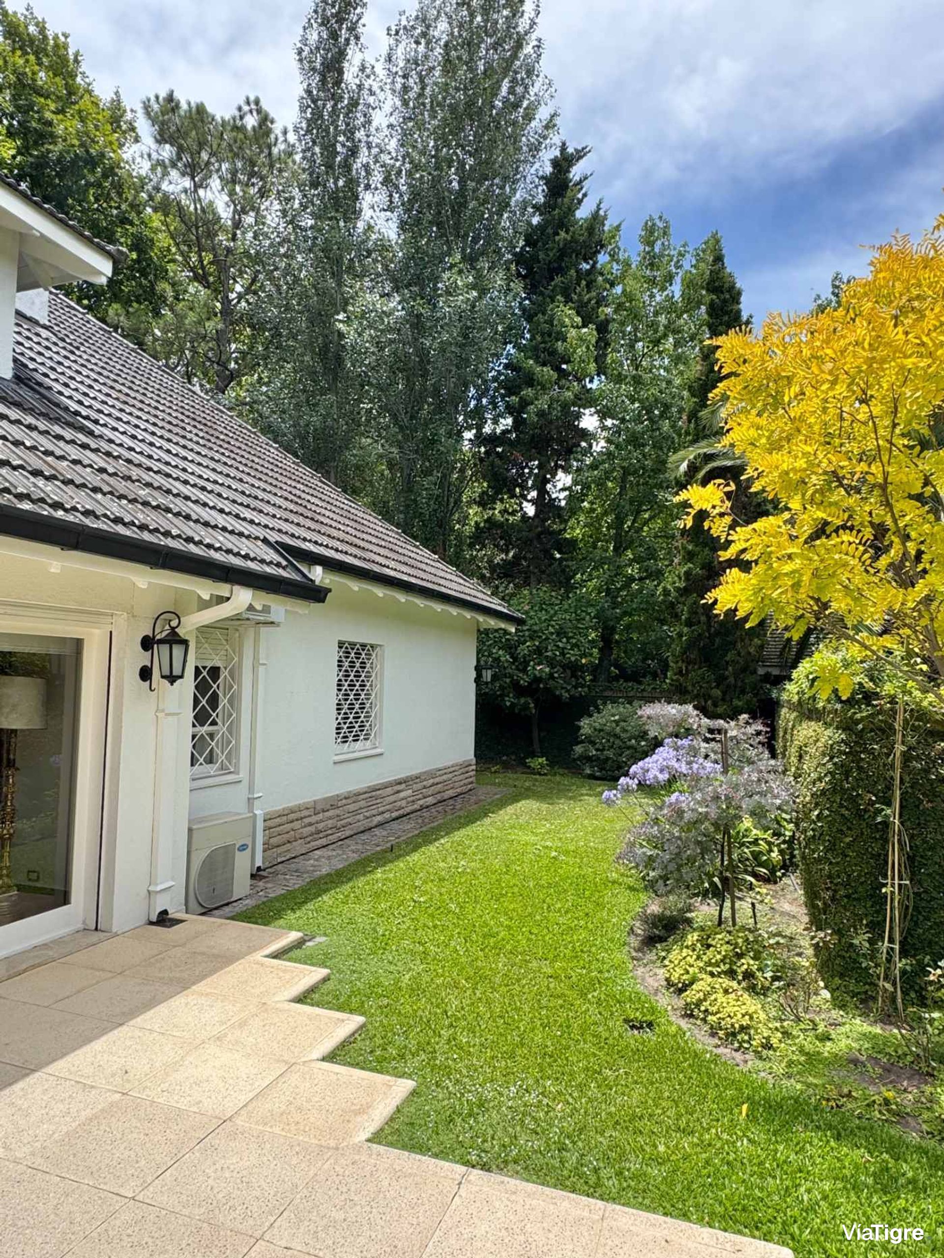 Venta casa en Acassuso con jardin/pileta/garage.