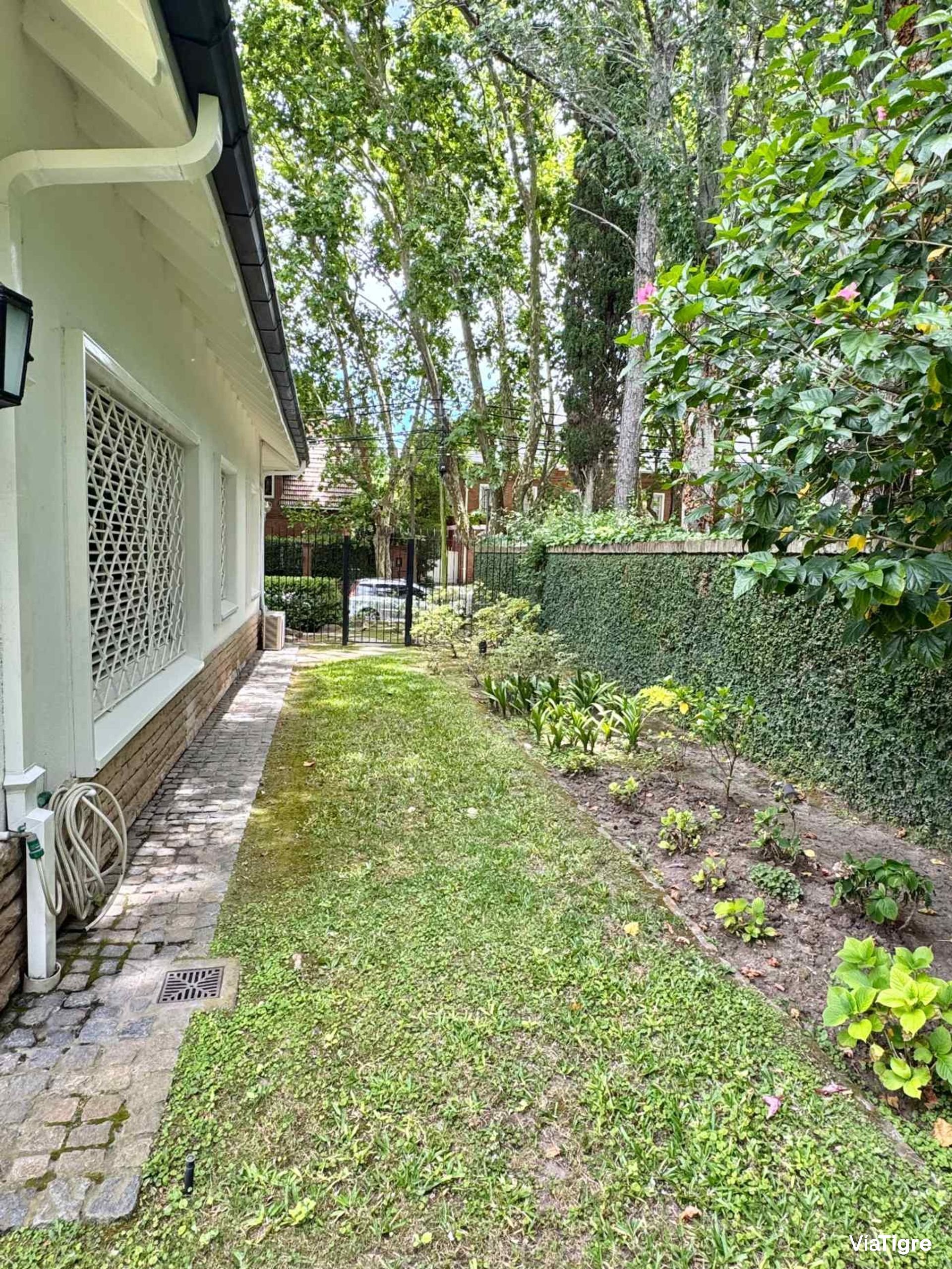 Venta casa en Acassuso con jardin/pileta/garage.