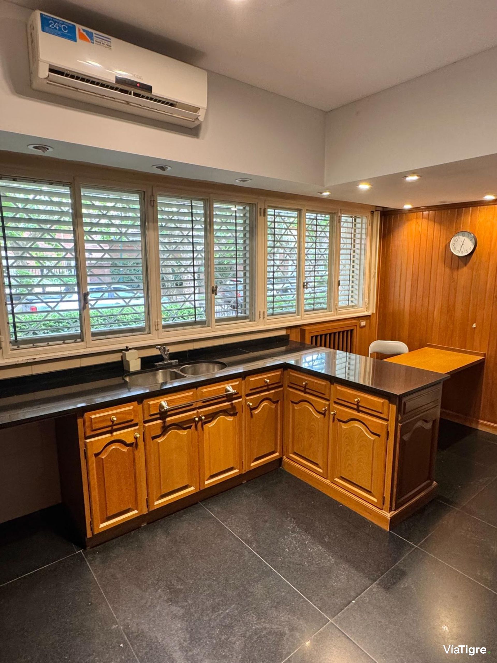 Venta casa en Acassuso con jardin/pileta/garage.