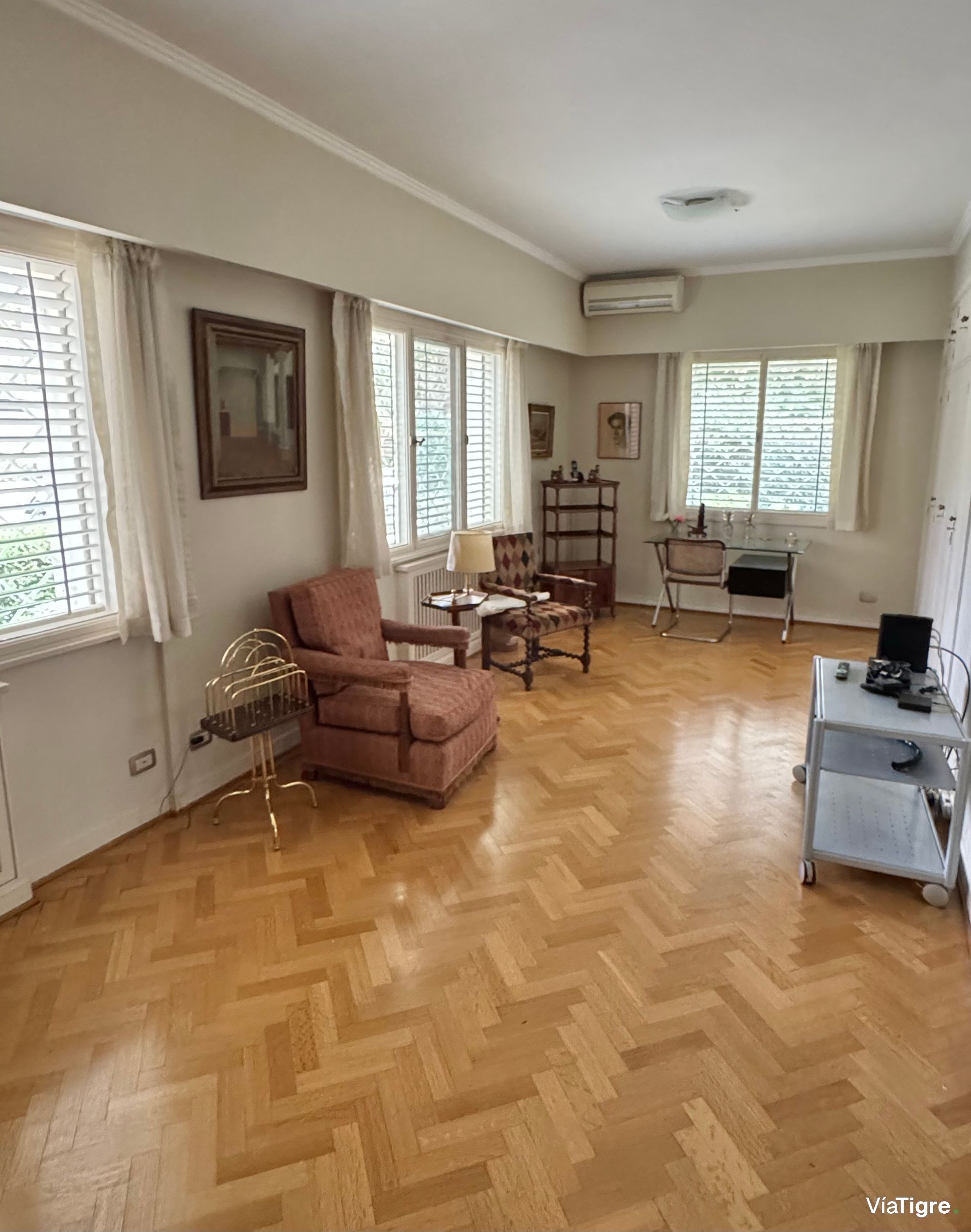 Venta casa en Acassuso con jardin/pileta/garage.