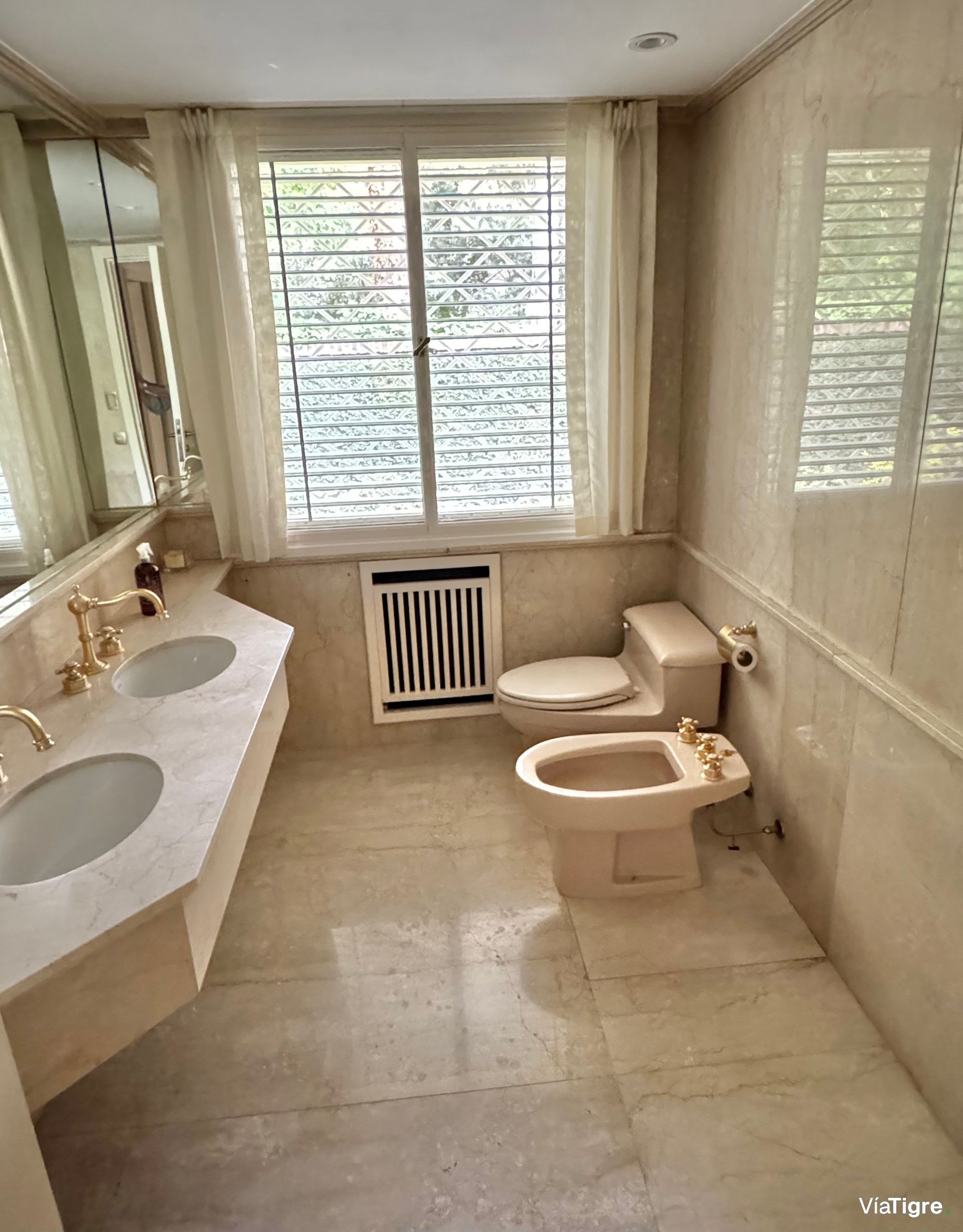 Venta casa en Acassuso con jardin/pileta/garage.