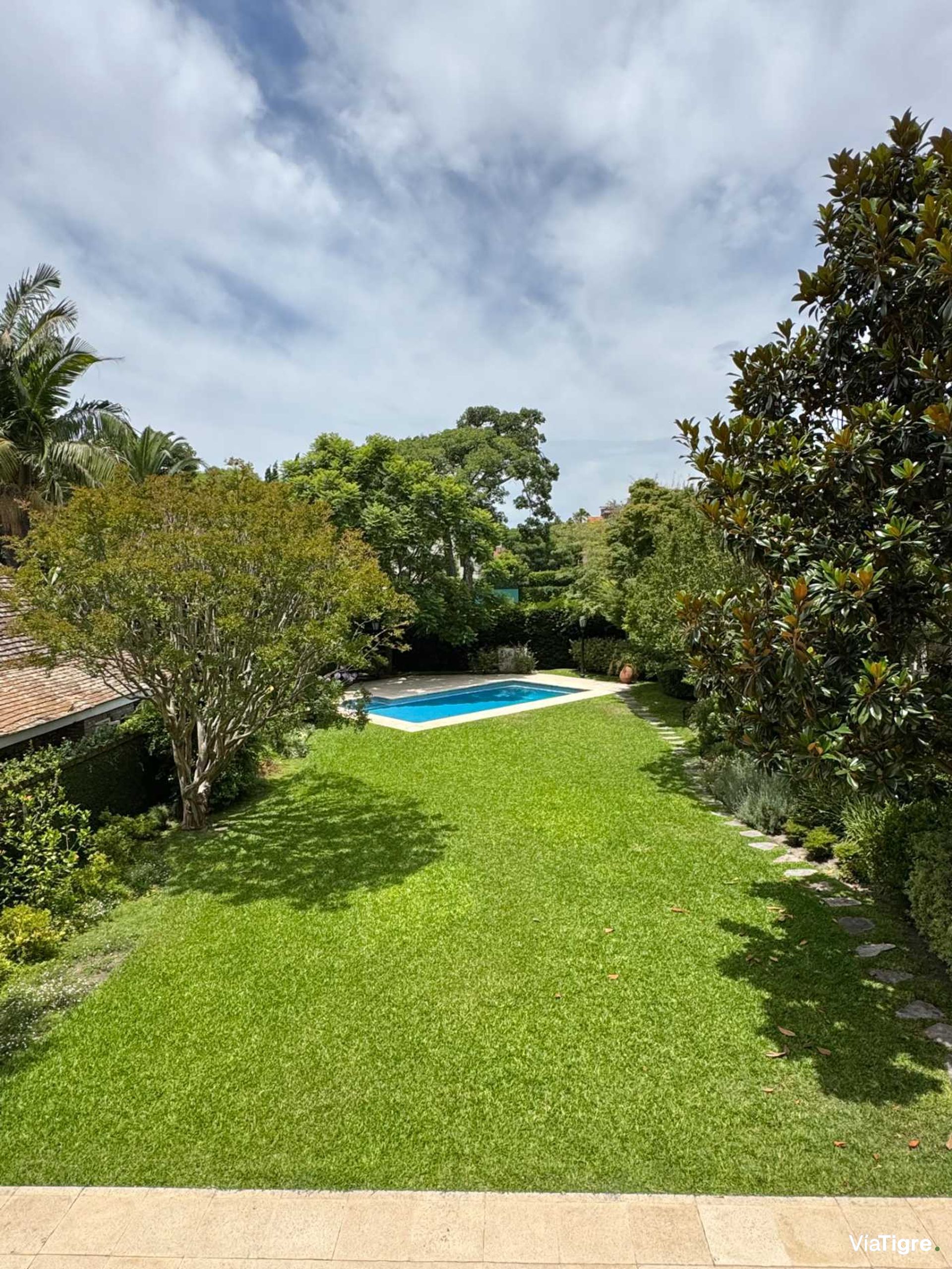 Venta casa en Acassuso con jardin/pileta/garage.