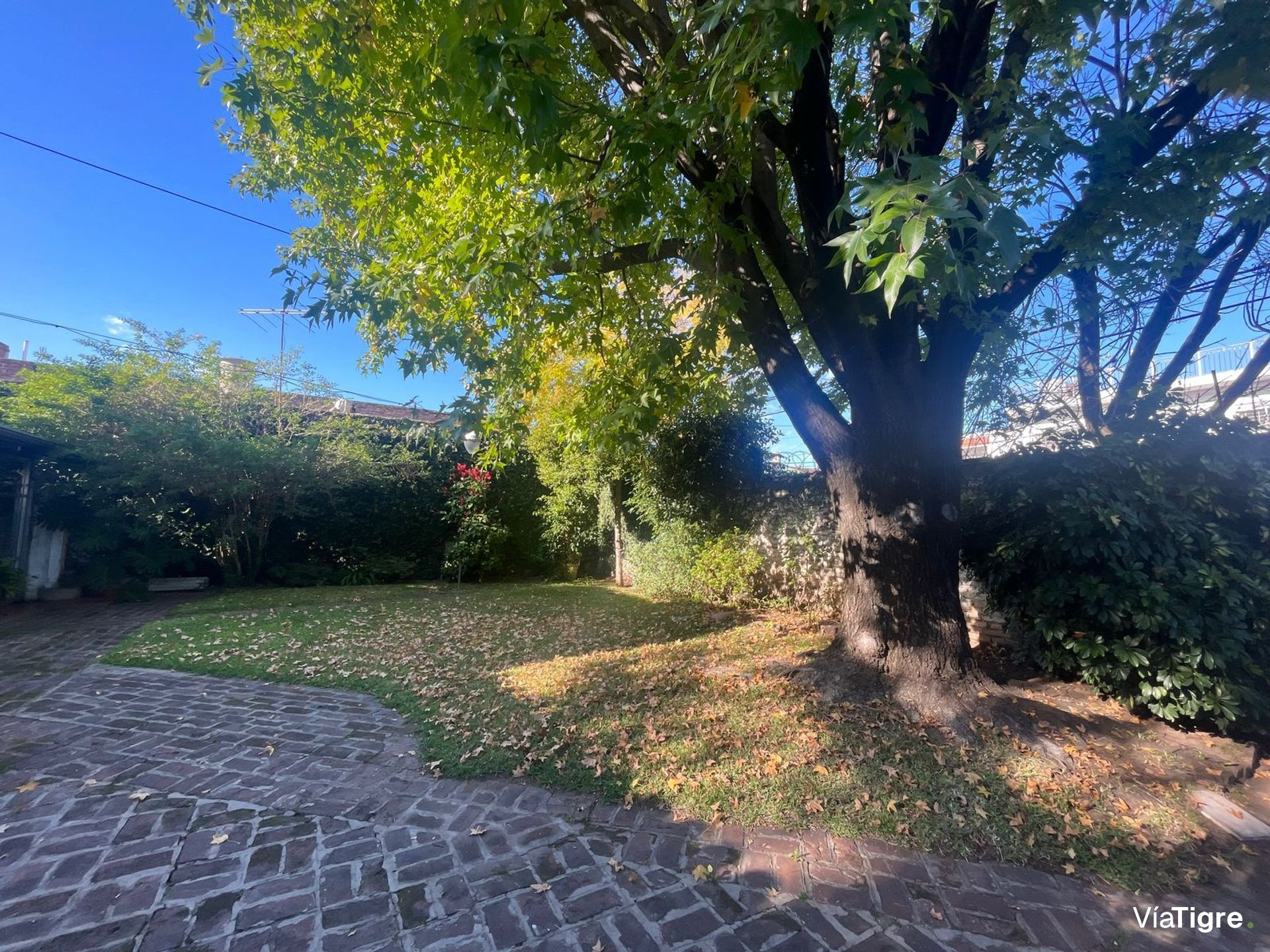 Casa en gran lote en esquina Boulogne