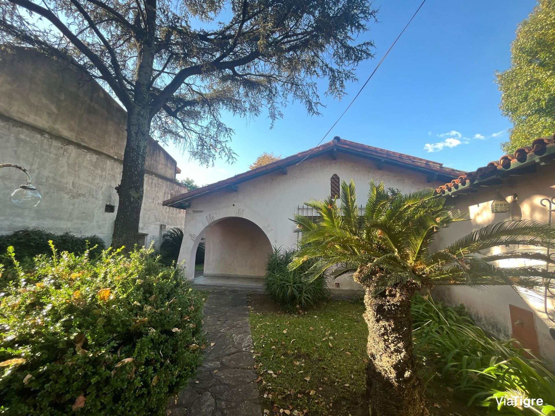 Casa en gran lote en esquina Boulogne