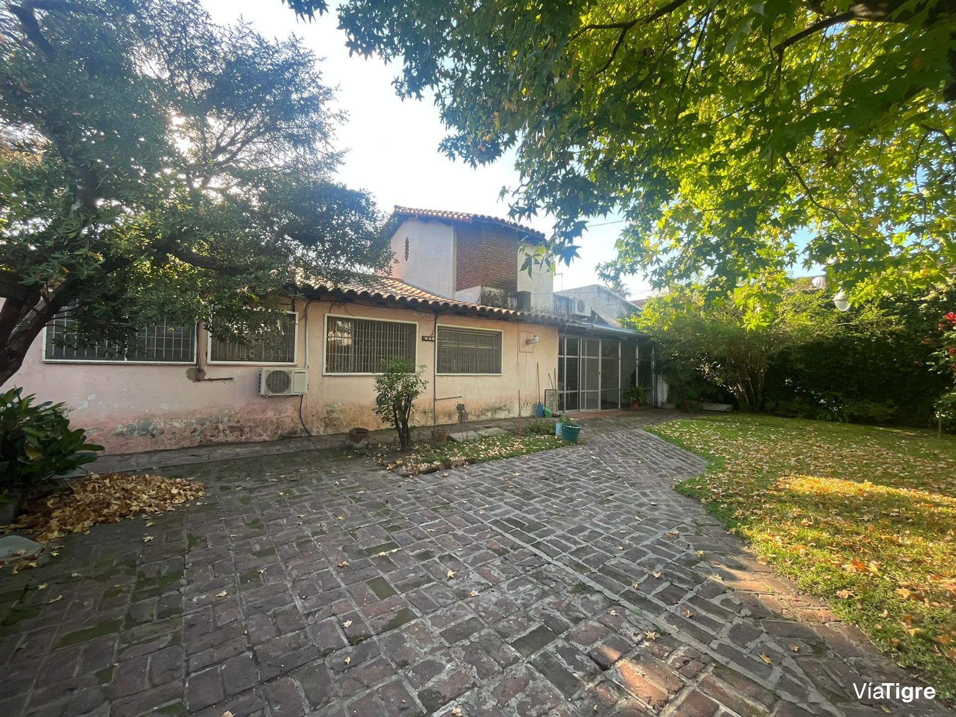 Casa en gran lote en esquina Boulogne