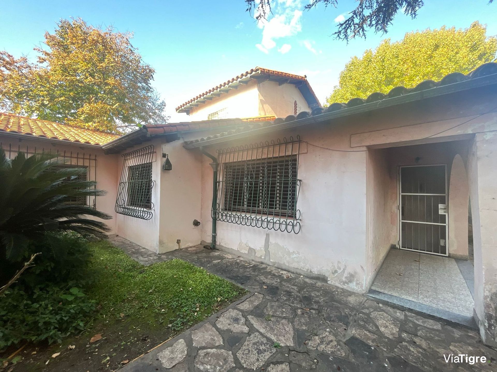 Casa en gran lote en esquina Boulogne