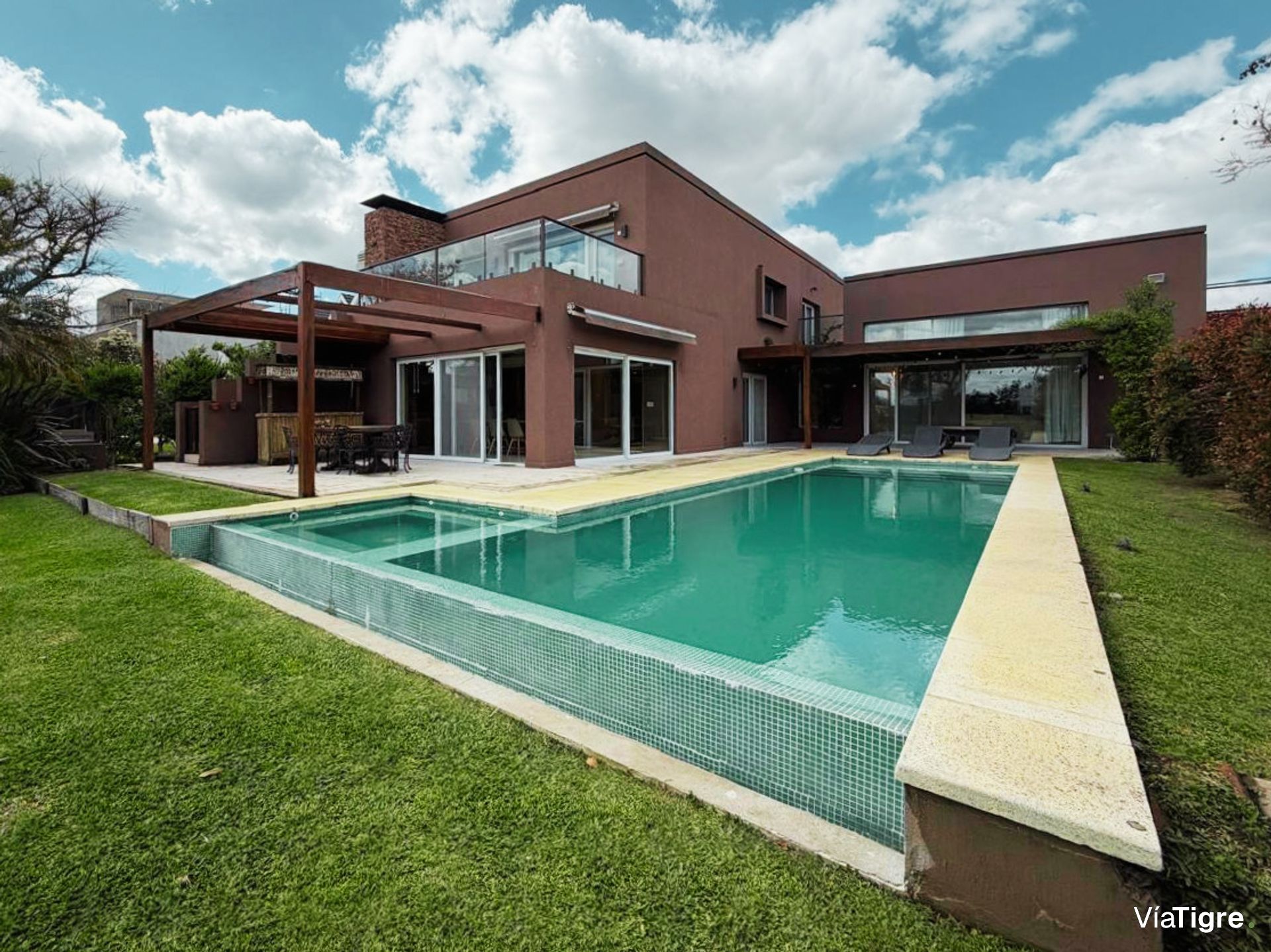 Espectacular Casa De 420 Mts2, Con Pileta Y Amarra
