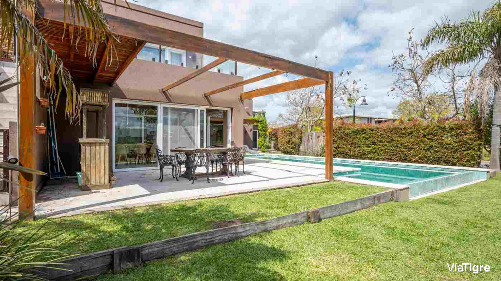 Espectacular Casa De 420 Mts2, Con Pileta Y Amarra