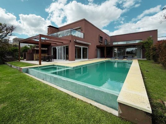 Spectacular 5-bedroom House Of 420 Mts2, With Pool And Mooring