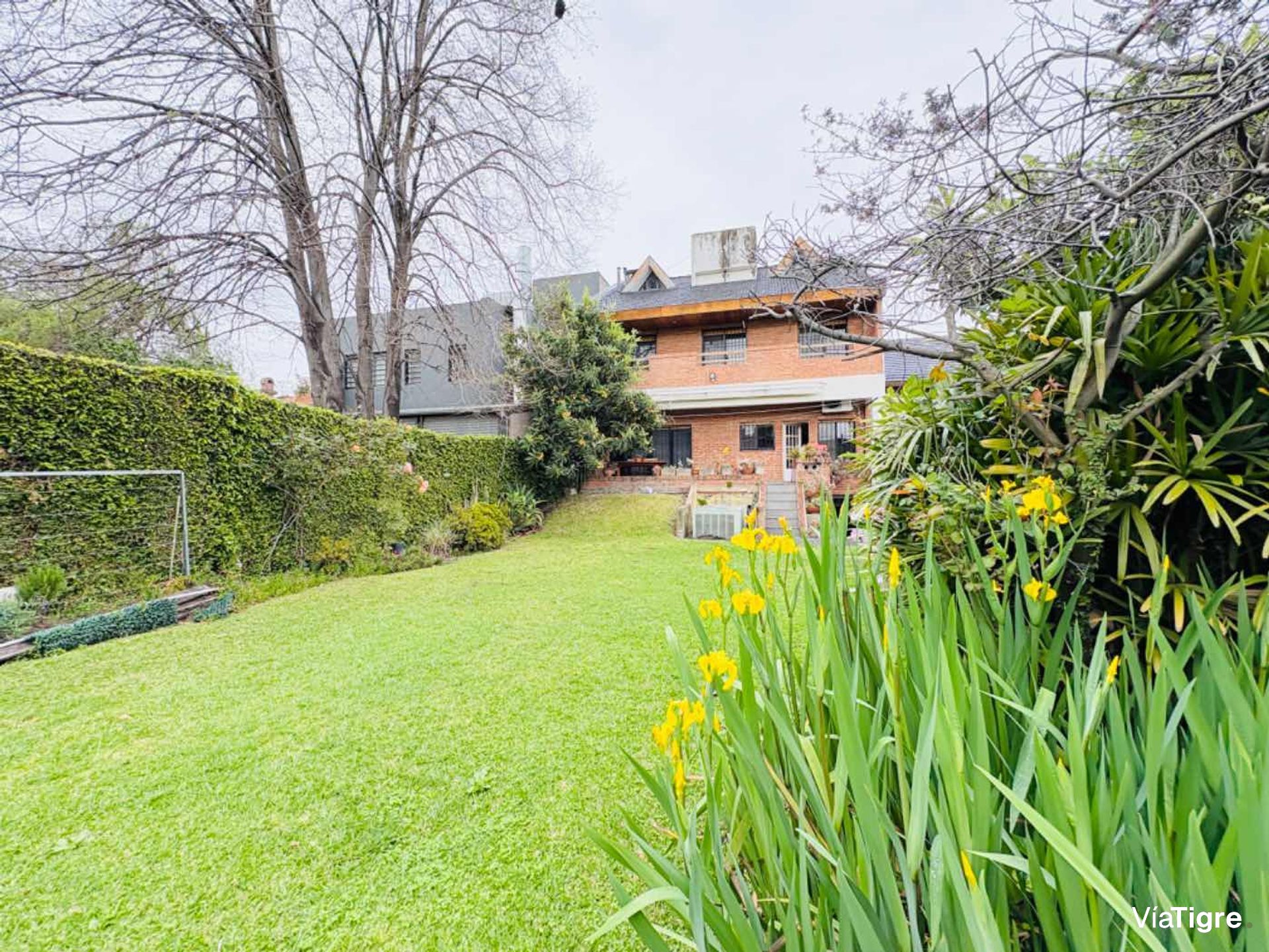 Chalet En Venta 4 Amb Con Parque Pileta Y Cocheras