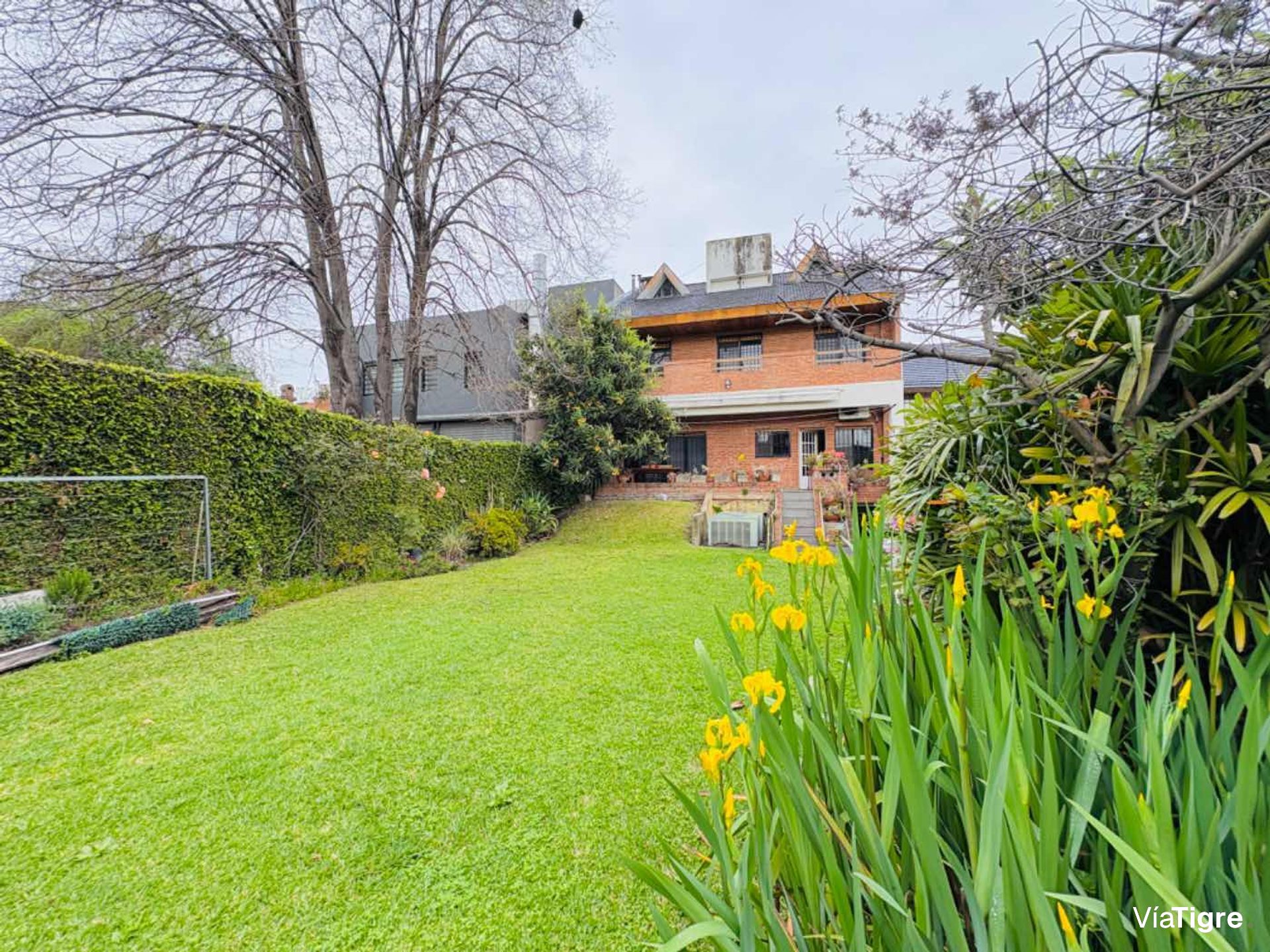 Chalet En Venta 4 Amb Con Parque Pileta Y Cocheras