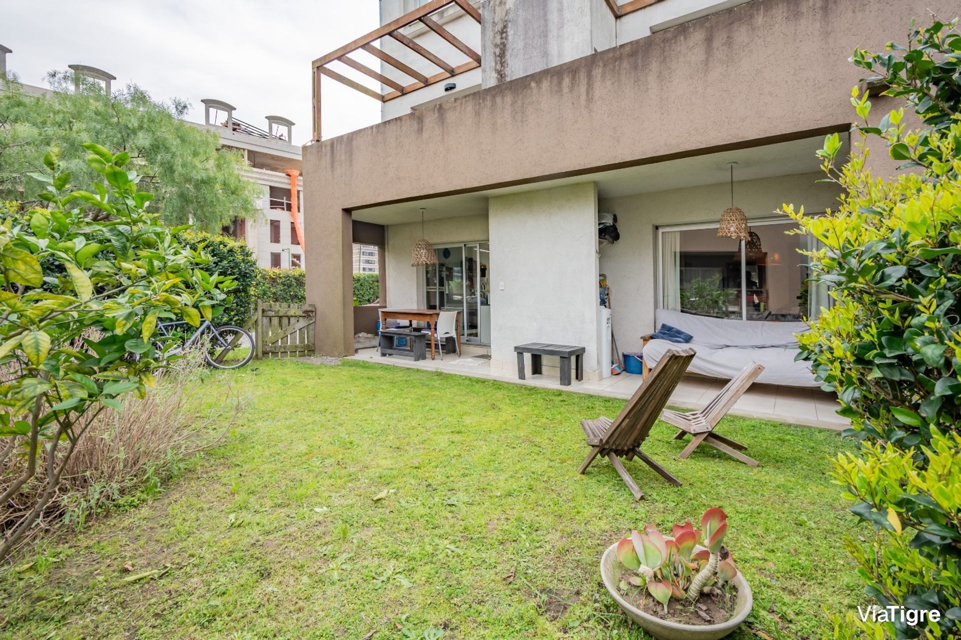 Venta Departamento 3 Ambientes Con Jardín. Cochera