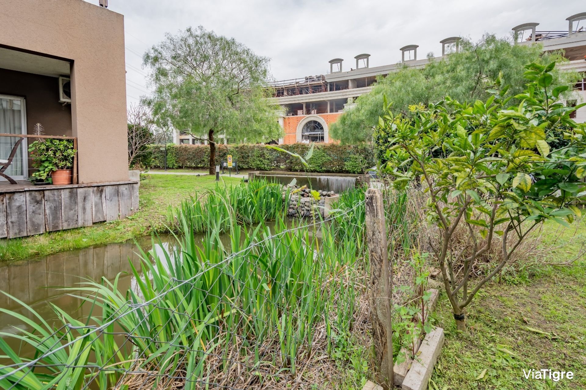 Venta Departamento 3 Ambientes Con Jardín. Cochera