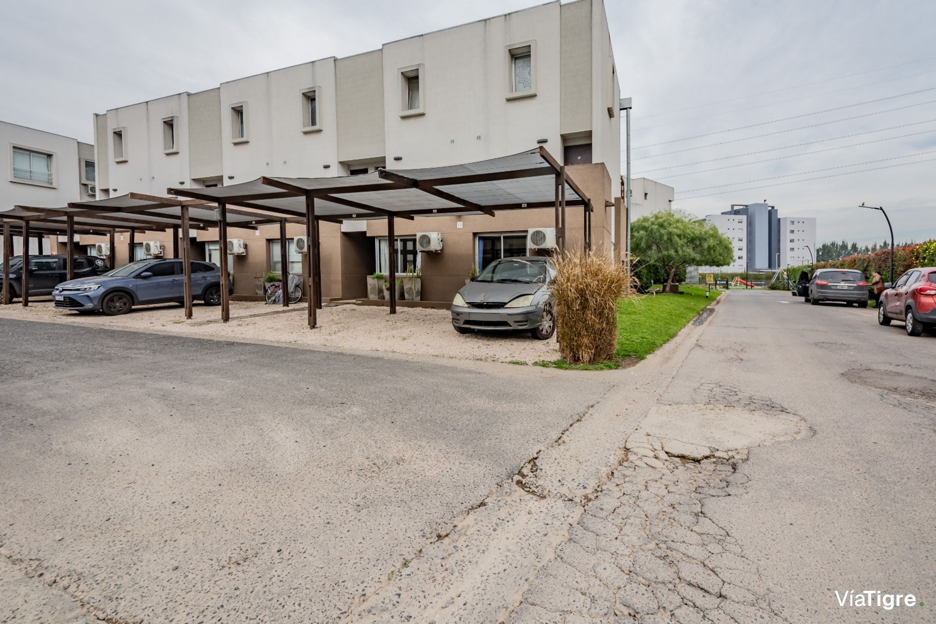 Venta Departamento 3 Ambientes Con Jardín. Cochera
