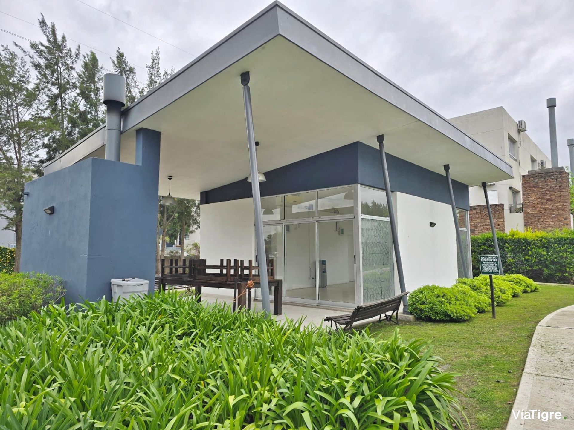 Venta Departamento 3 Ambientes Con Jardín. Cochera