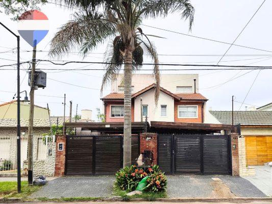 For sale 4-bedroom duplex house with yard, garage for 4 cars