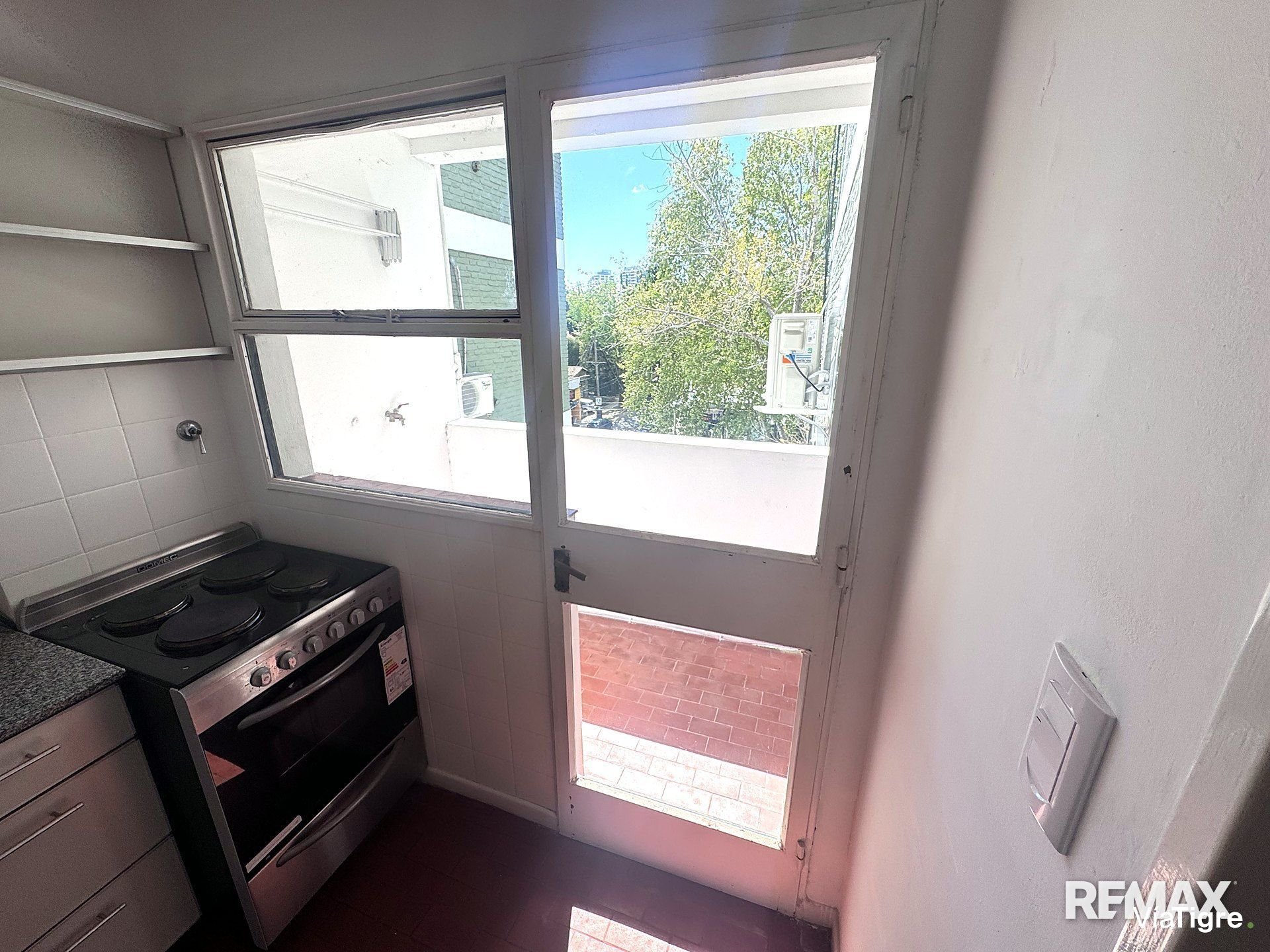 2 Amb. La Lucila, c/balcon a metros de la estación