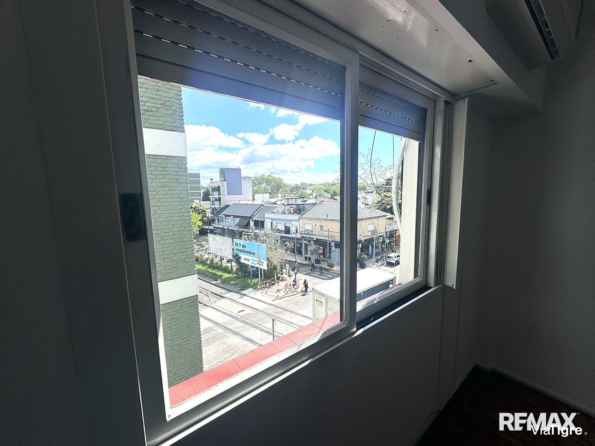 2 Amb. La Lucila, c/balcon a metros de la estación
