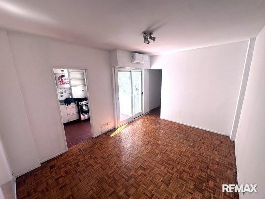 1-bedroom La Lucila, with balcony meters from the station