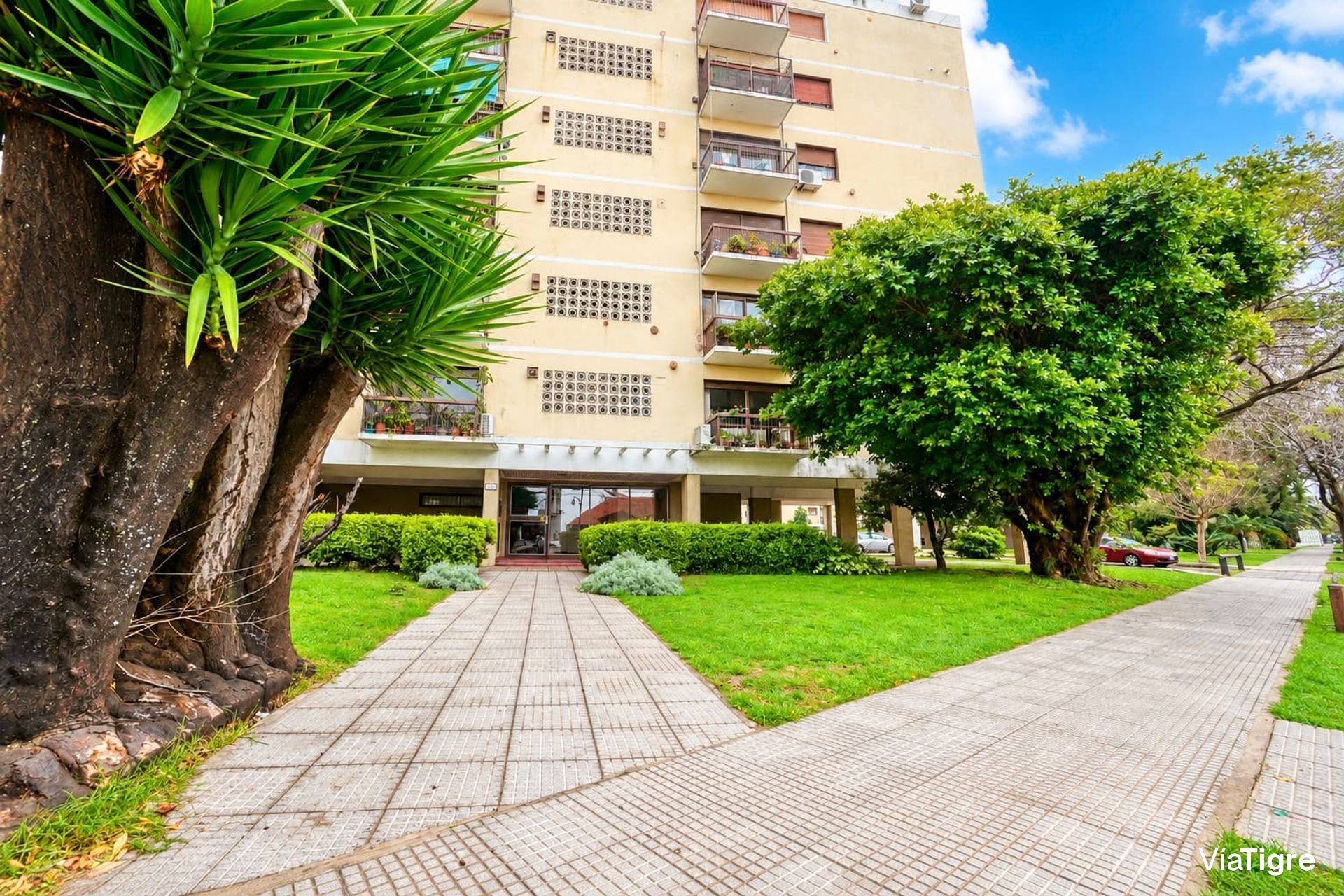 Venta 4 Ambientes 2 baños, Balcon Cochera Martinez
