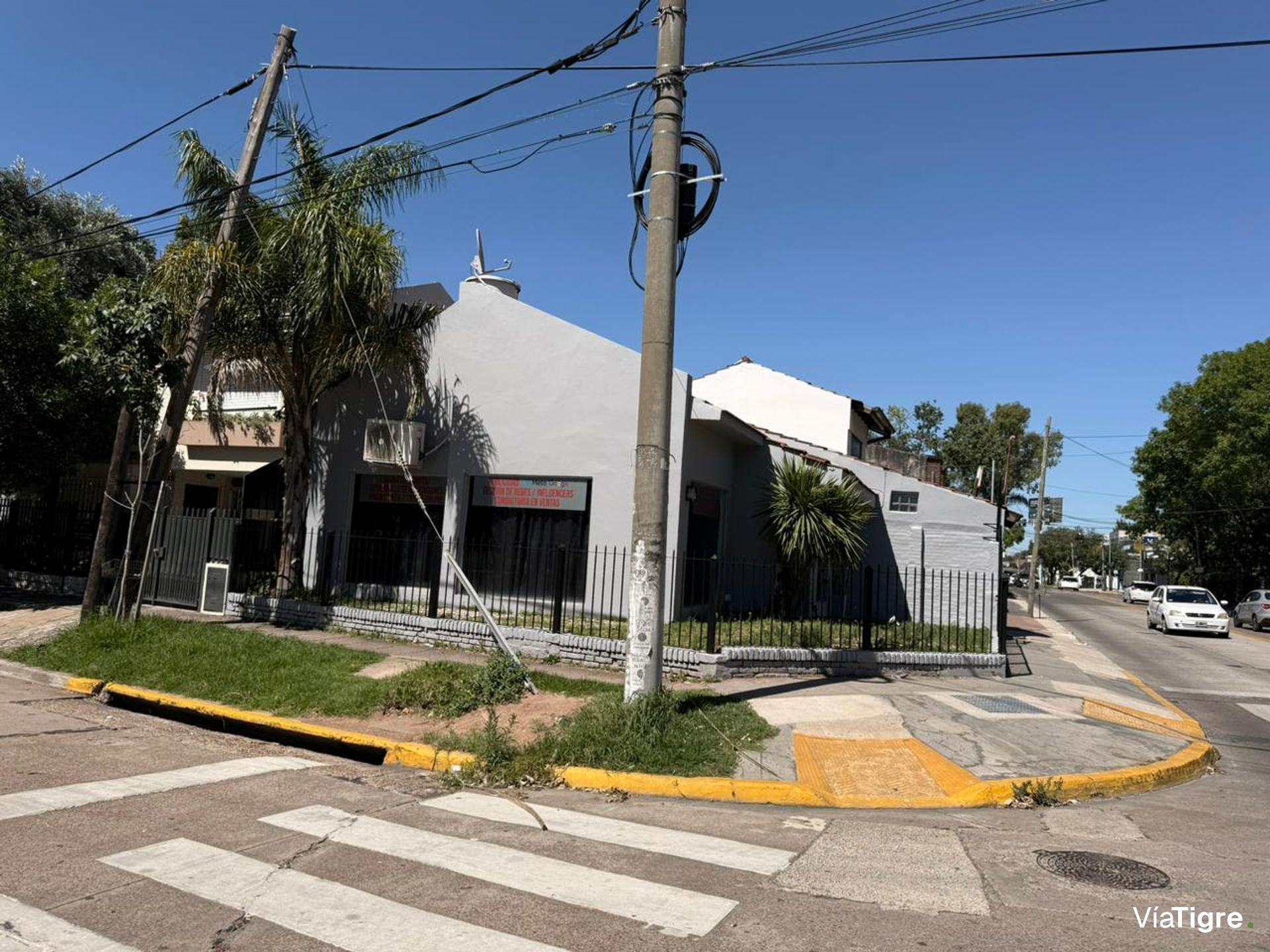 Local , Martinez , Frente A Unicenter