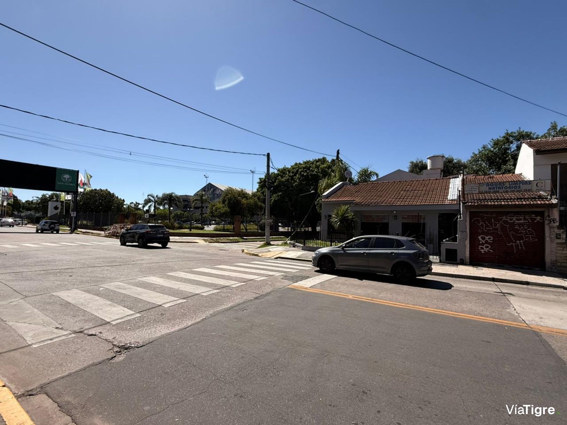 Local , Martinez , Frente A Unicenter
