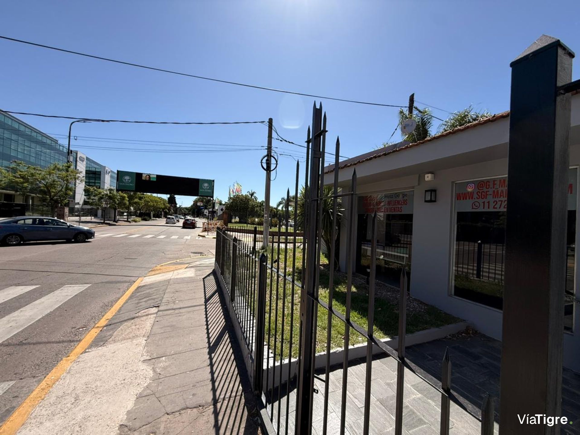 Local , Martinez , Frente A Unicenter