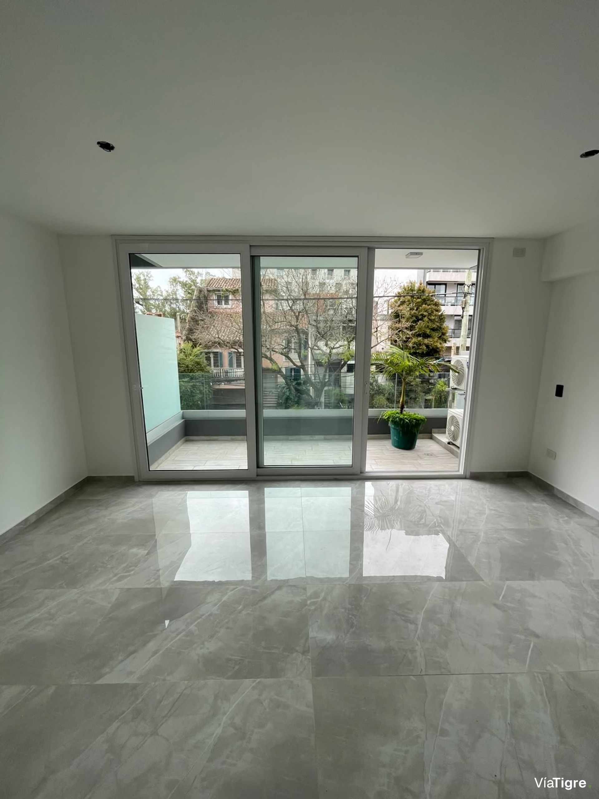 Departamento En Alquiler . Olivos. Vias. Rio