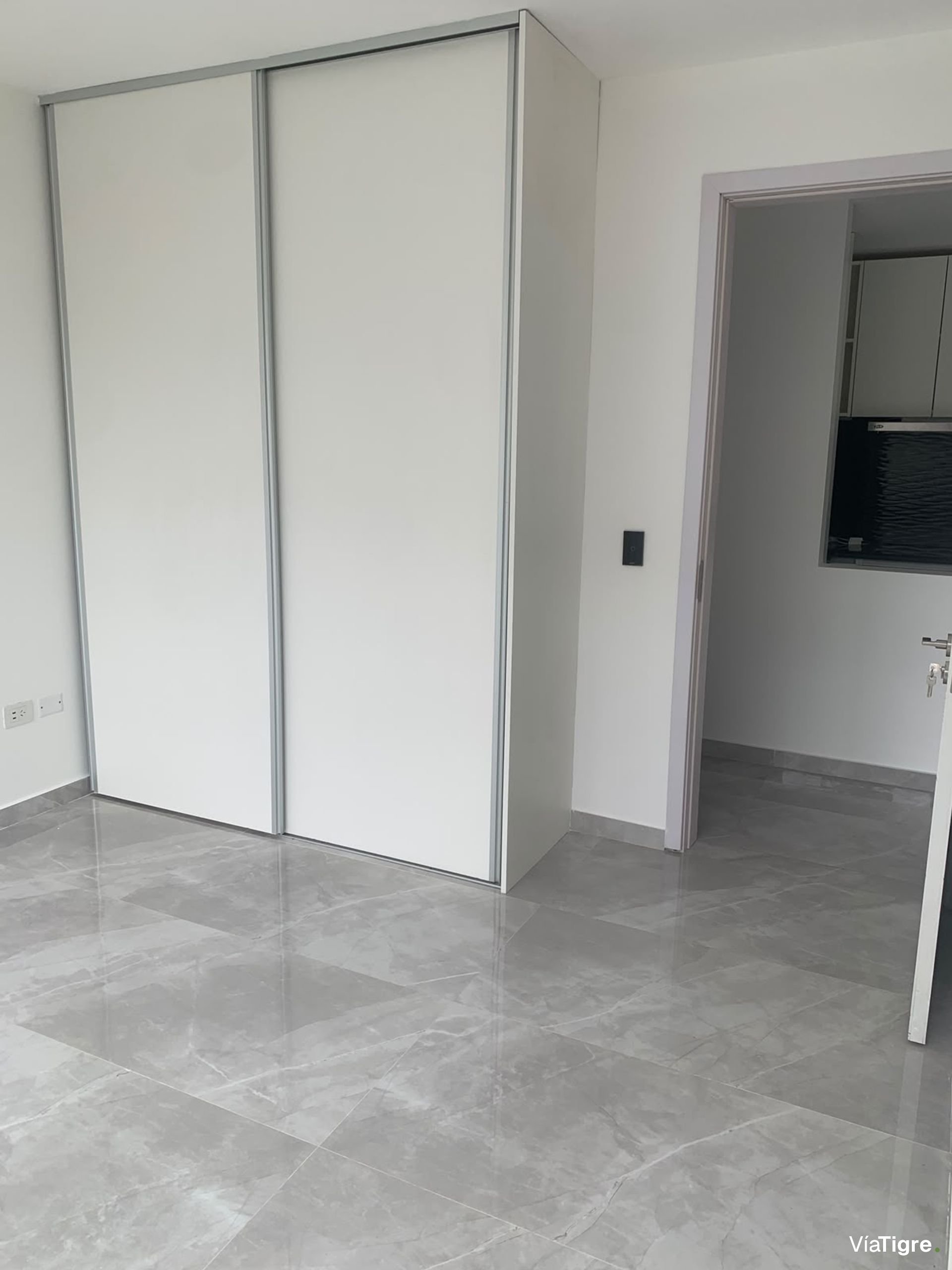 Departamento En Alquiler . Olivos. Vias. Rio